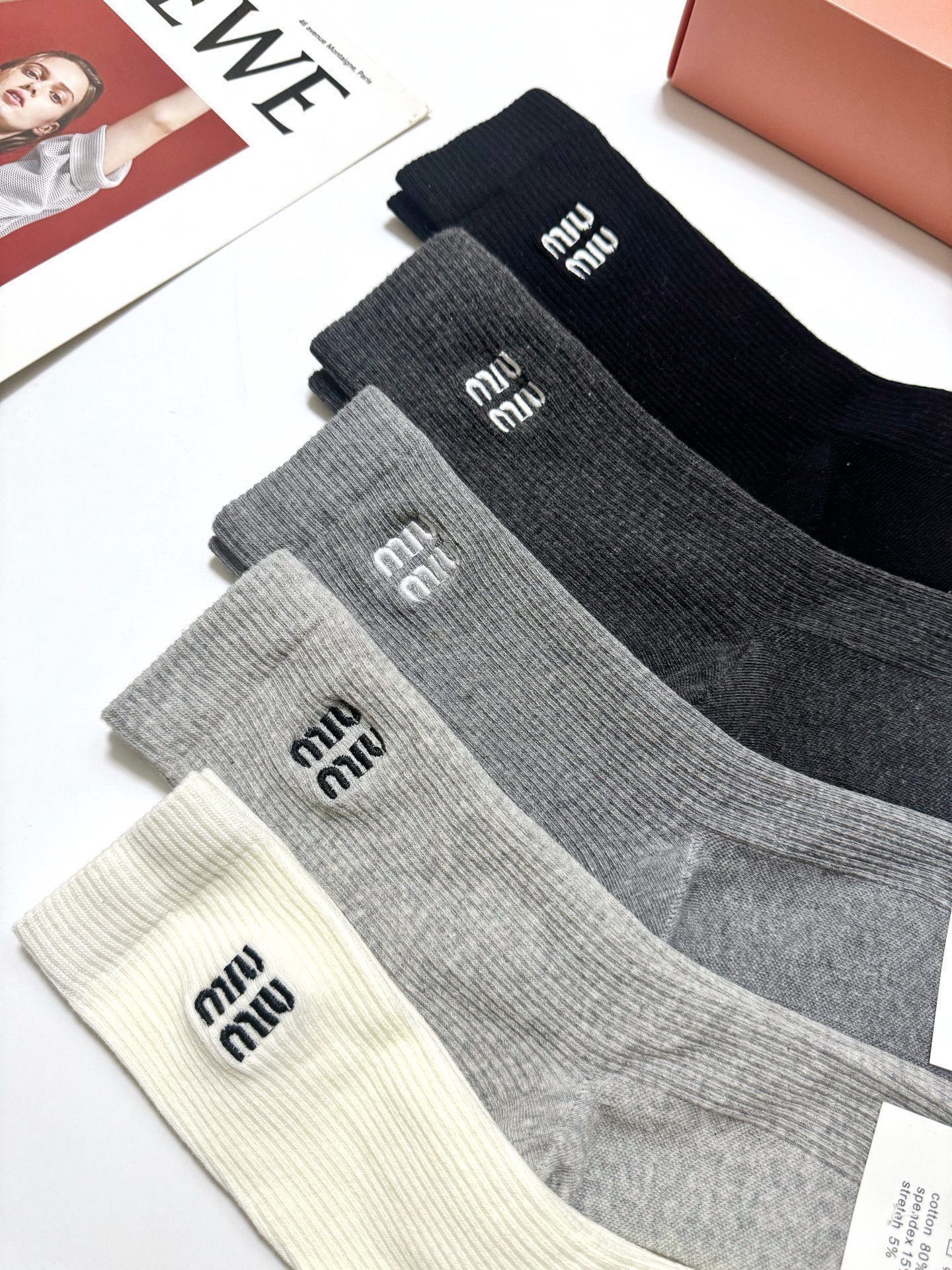 配包装🌟【一盒5 双】 🌟缪缪 miumiu 经典刺绣字母logo 混纺中筒袜 ，软糯亲肤，ins超火爆