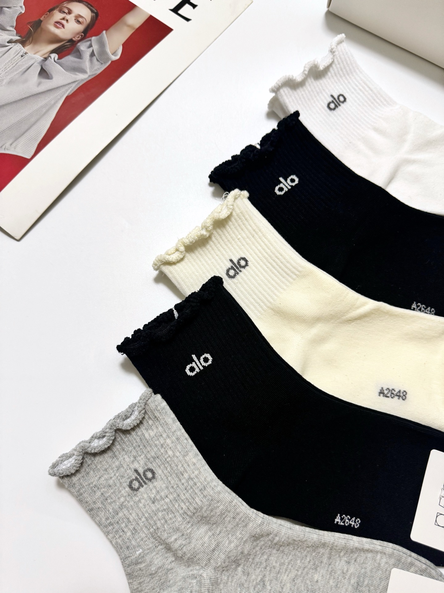 配包装🌟【一盒5 双】 🌟alo 经典字母logo纯棉短袜 中筒袜 ， 男女同款，ins超火爆红人同款，