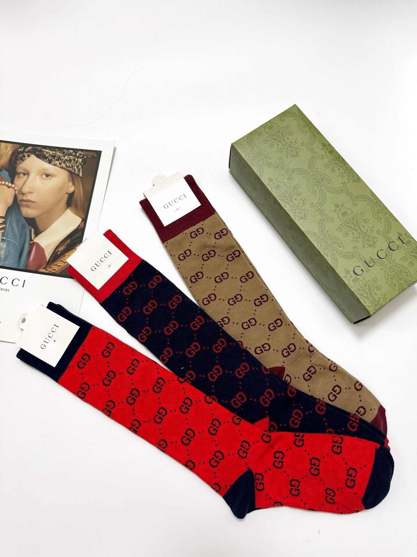 配包装🌟【一盒3 双】🌟Gucci 古奇 爆款双G字母 长筒袜 小腿袜🔥专柜同步发售ing ，巨多明星红