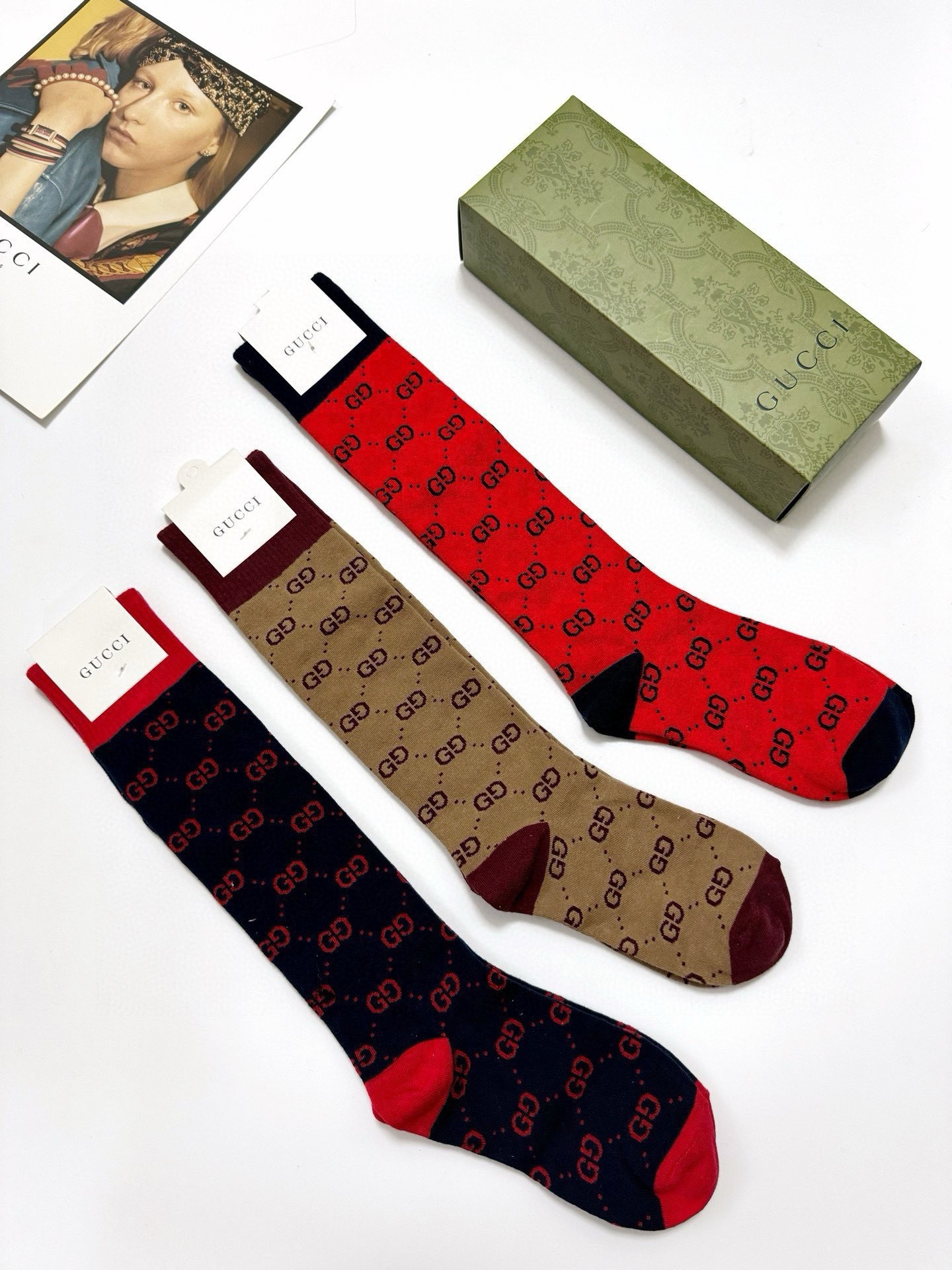 配包装🌟【一盒3 双】🌟Gucci 古奇 爆款双G字母 长筒袜 小腿袜🔥专柜同步发售ing ，巨多明星红