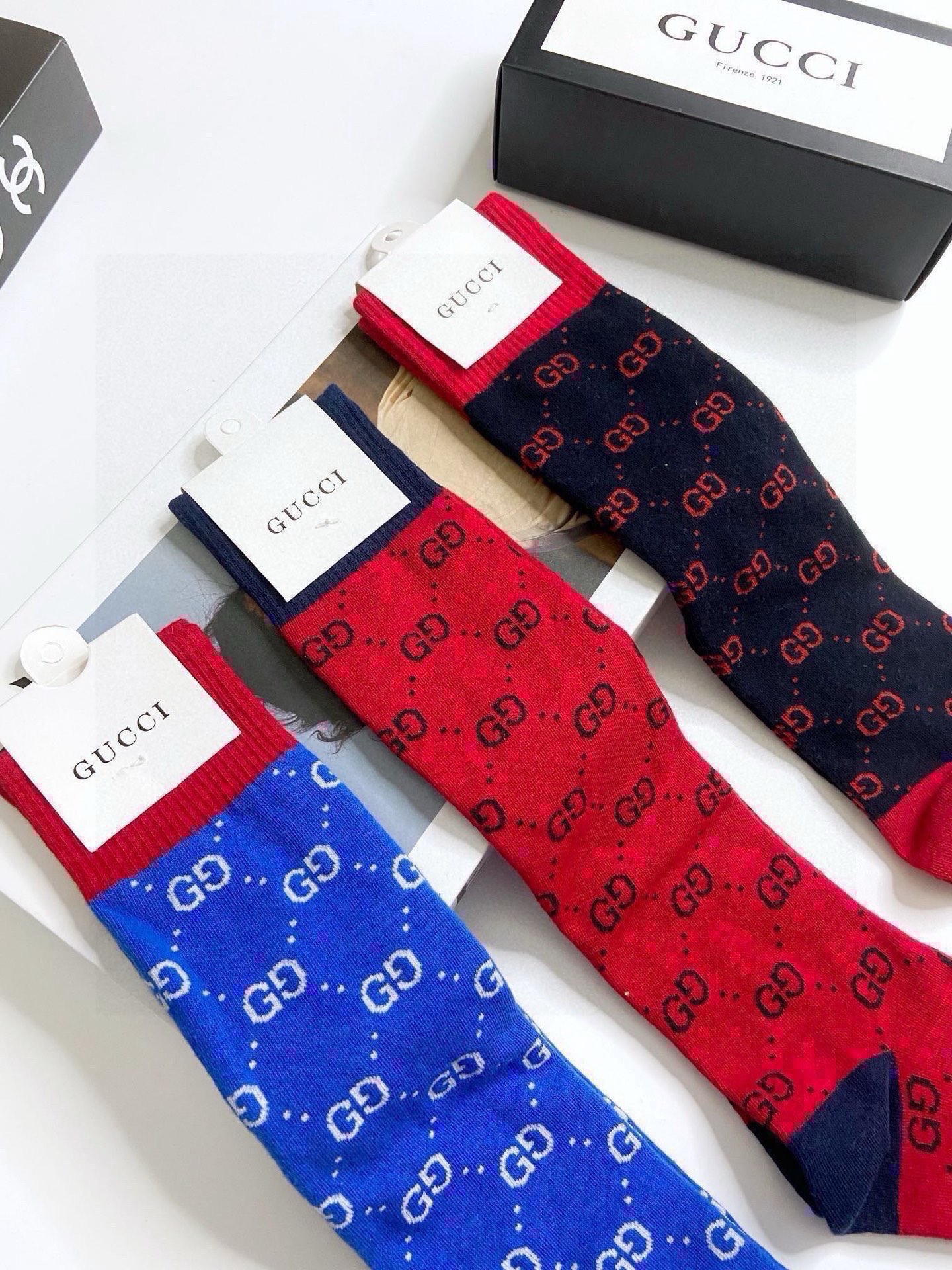 配包装🌟【一盒3 双】🌟Gucci 古奇 爆款双G字母 长筒袜 小腿袜🔥专柜同步发售ing ，巨多明星红