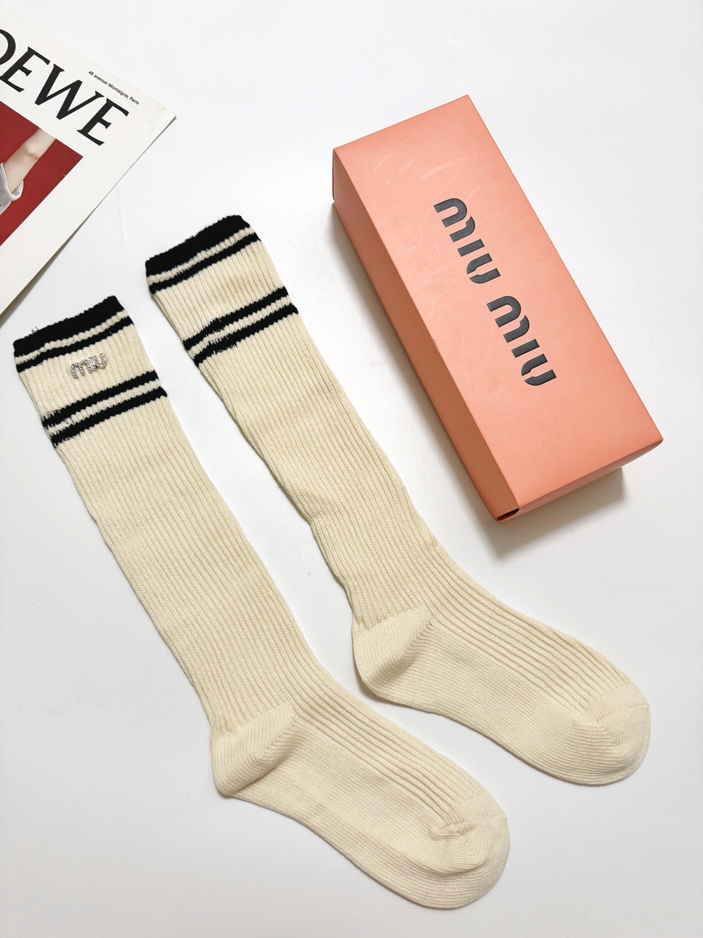 配包装🌟【一盒一双】🌟缪缪 miumiu 经典字母logo双针针织 纯棉长筒袜 小腿袜🌟ins爆款！专柜