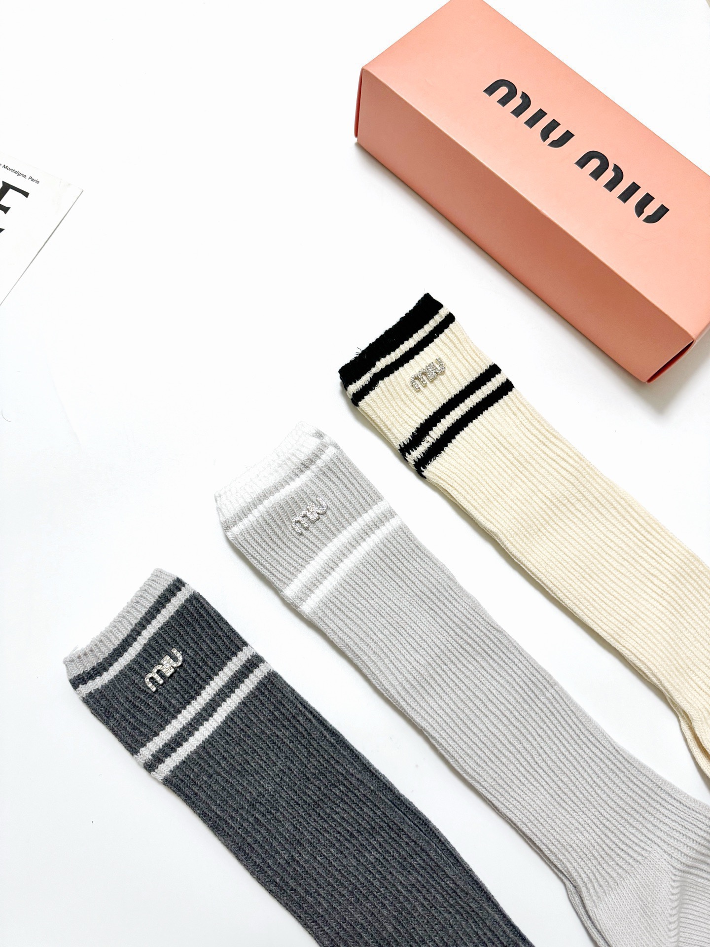 配包装🌟【一盒一双】🌟缪缪 miumiu 经典字母logo双针针织 纯棉长筒袜 小腿袜🌟ins爆款！专柜