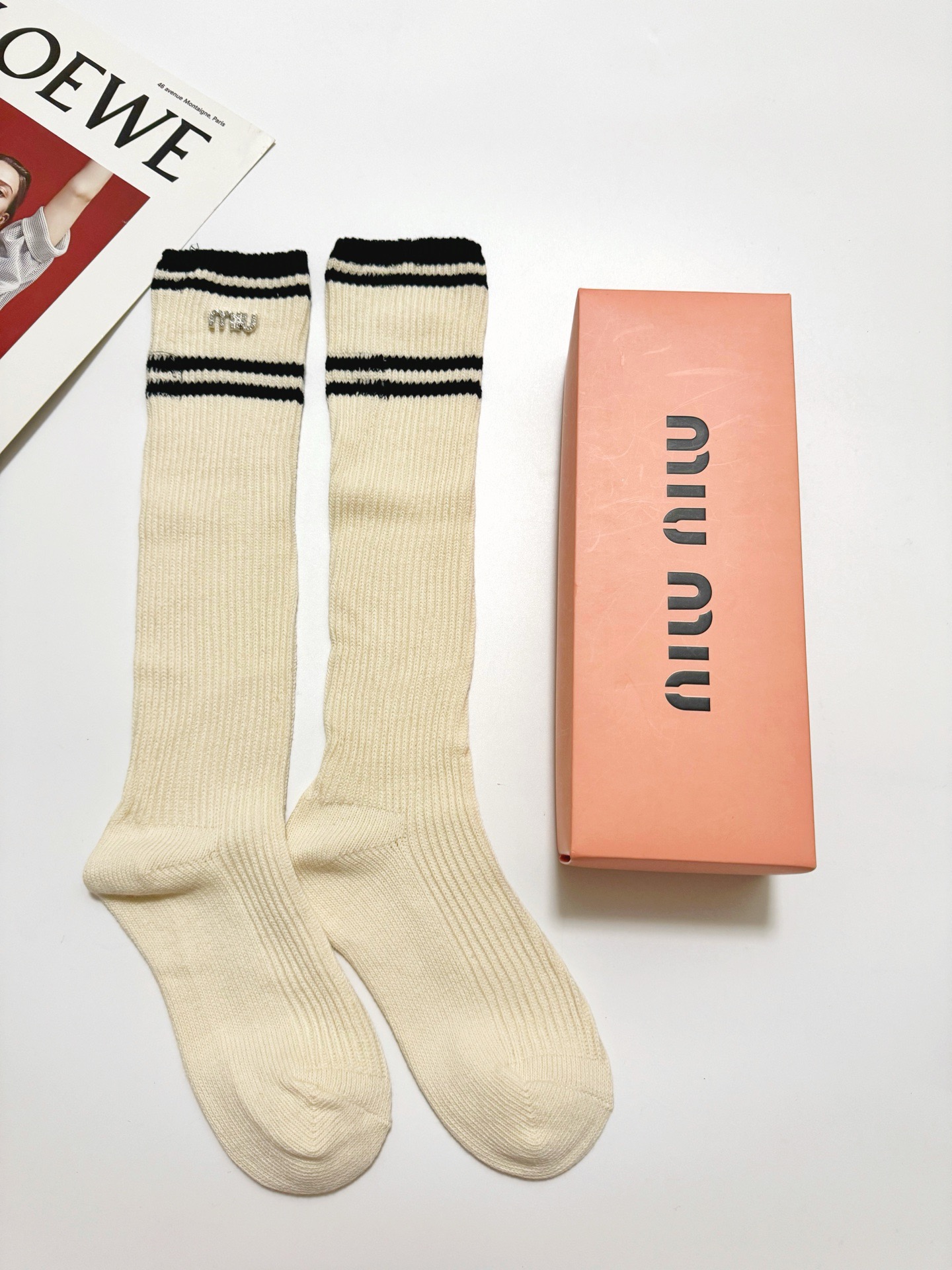 配包装🌟【一盒一双】🌟缪缪 miumiu 经典字母logo双针针织 纯棉长筒袜 小腿袜🌟ins爆款！专柜