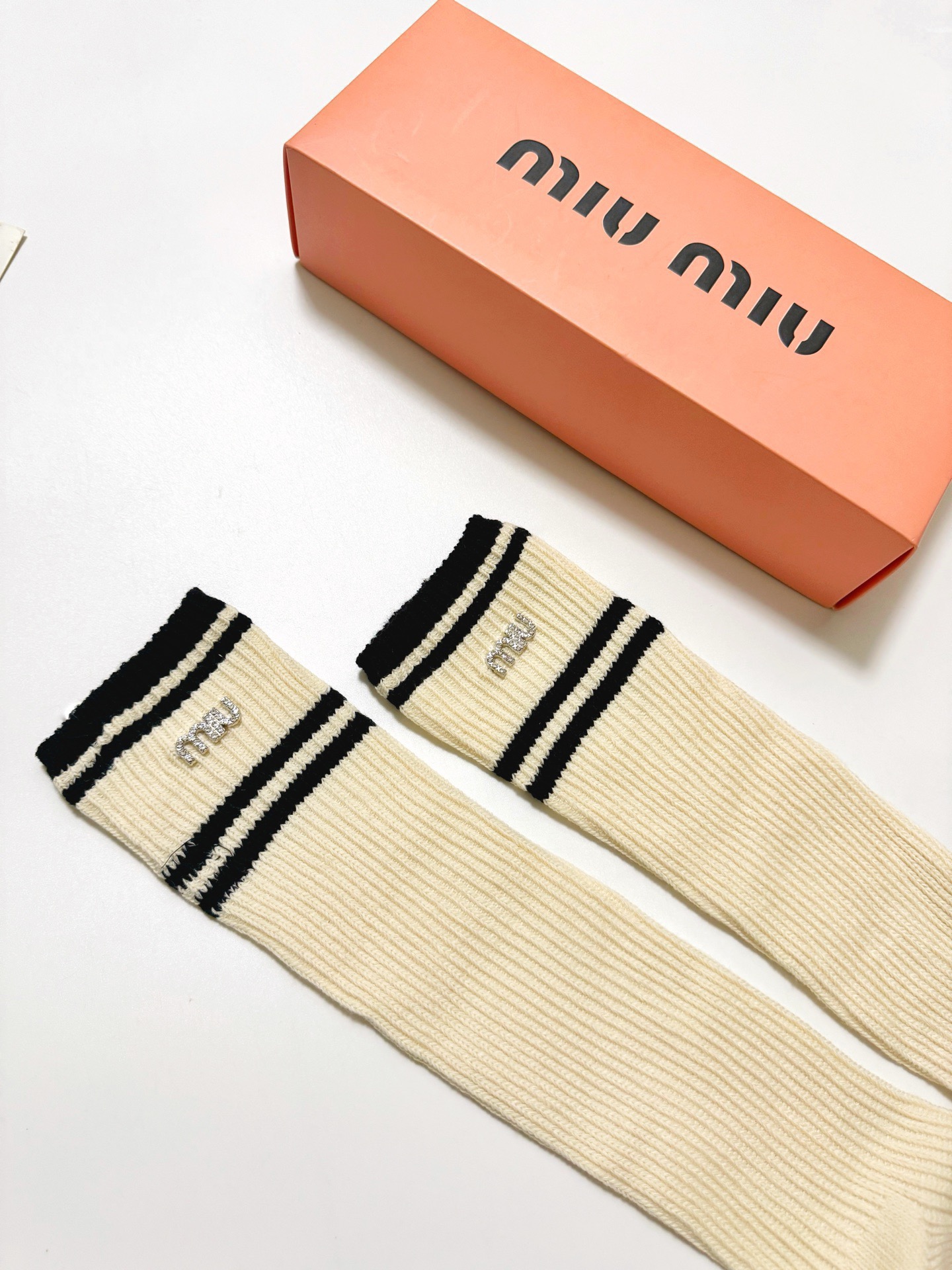 配包装🌟【一盒一双】🌟缪缪 miumiu 经典字母logo双针针织 纯棉长筒袜 小腿袜🌟ins爆款！专柜