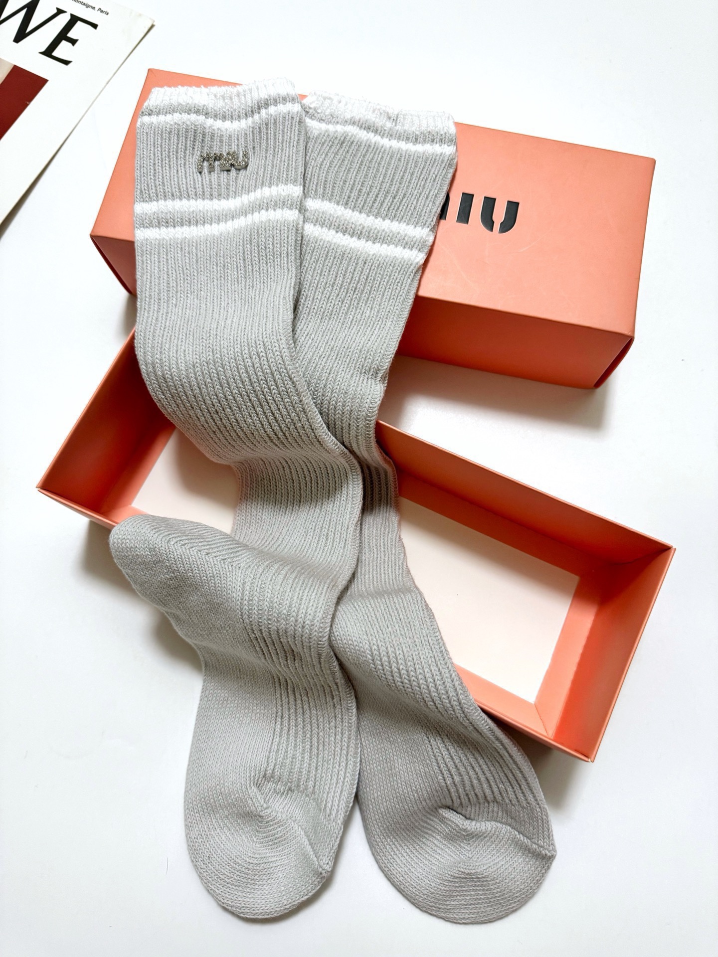 配包装🌟【一盒一双】🌟缪缪 miumiu 经典字母logo双针针织 纯棉长筒袜 小腿袜🌟ins爆款！专柜
