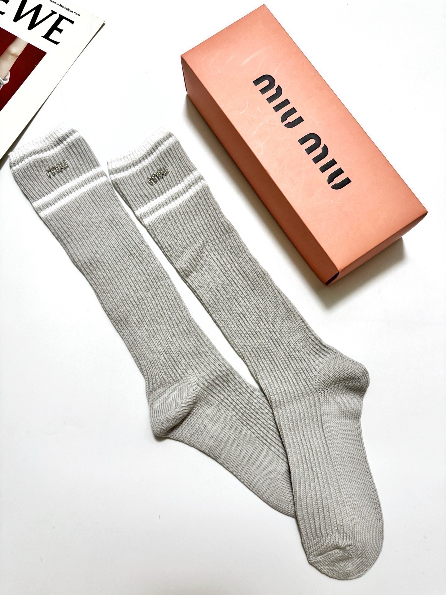 配包装🌟【一盒一双】🌟缪缪 miumiu 经典字母logo双针针织 纯棉长筒袜 小腿袜🌟ins爆款！专柜
