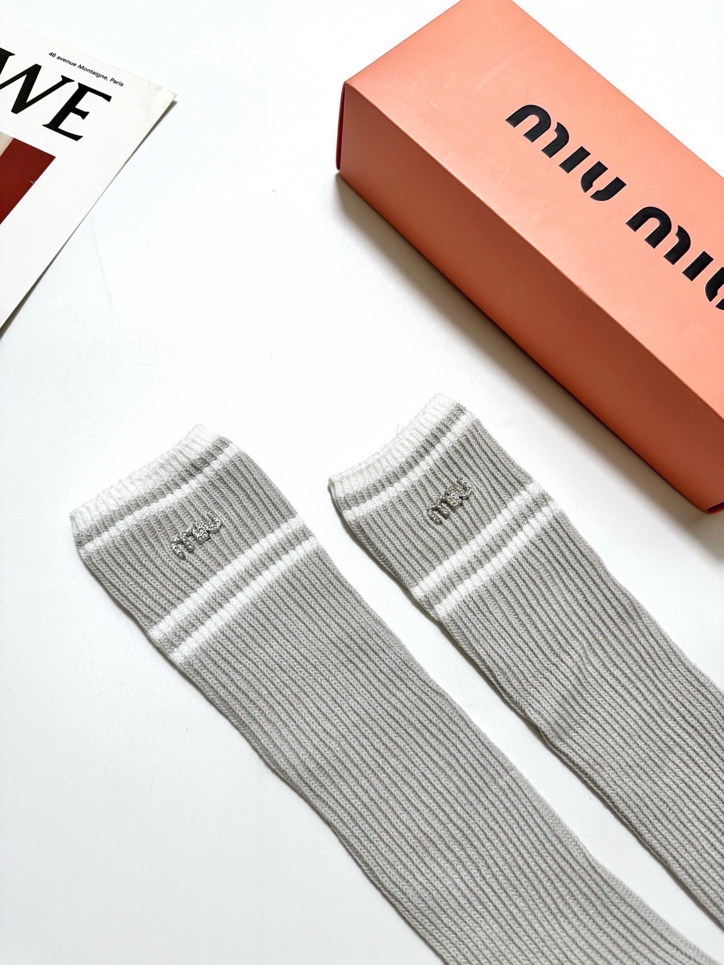 配包装🌟【一盒一双】🌟缪缪 miumiu 经典字母logo双针针织 纯棉长筒袜 小腿袜🌟ins爆款！专柜