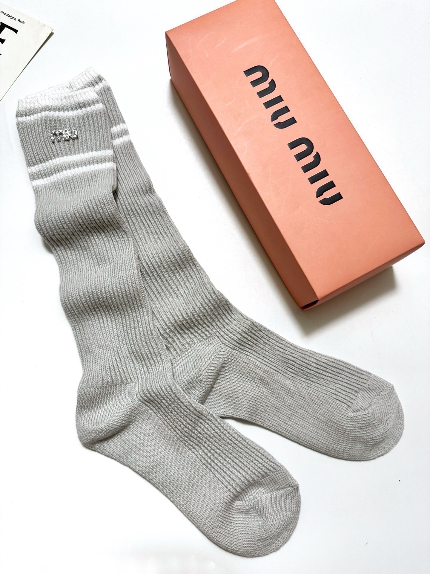 配包装🌟【一盒一双】🌟缪缪 miumiu 经典字母logo双针针织 纯棉长筒袜 小腿袜🌟ins爆款！专柜