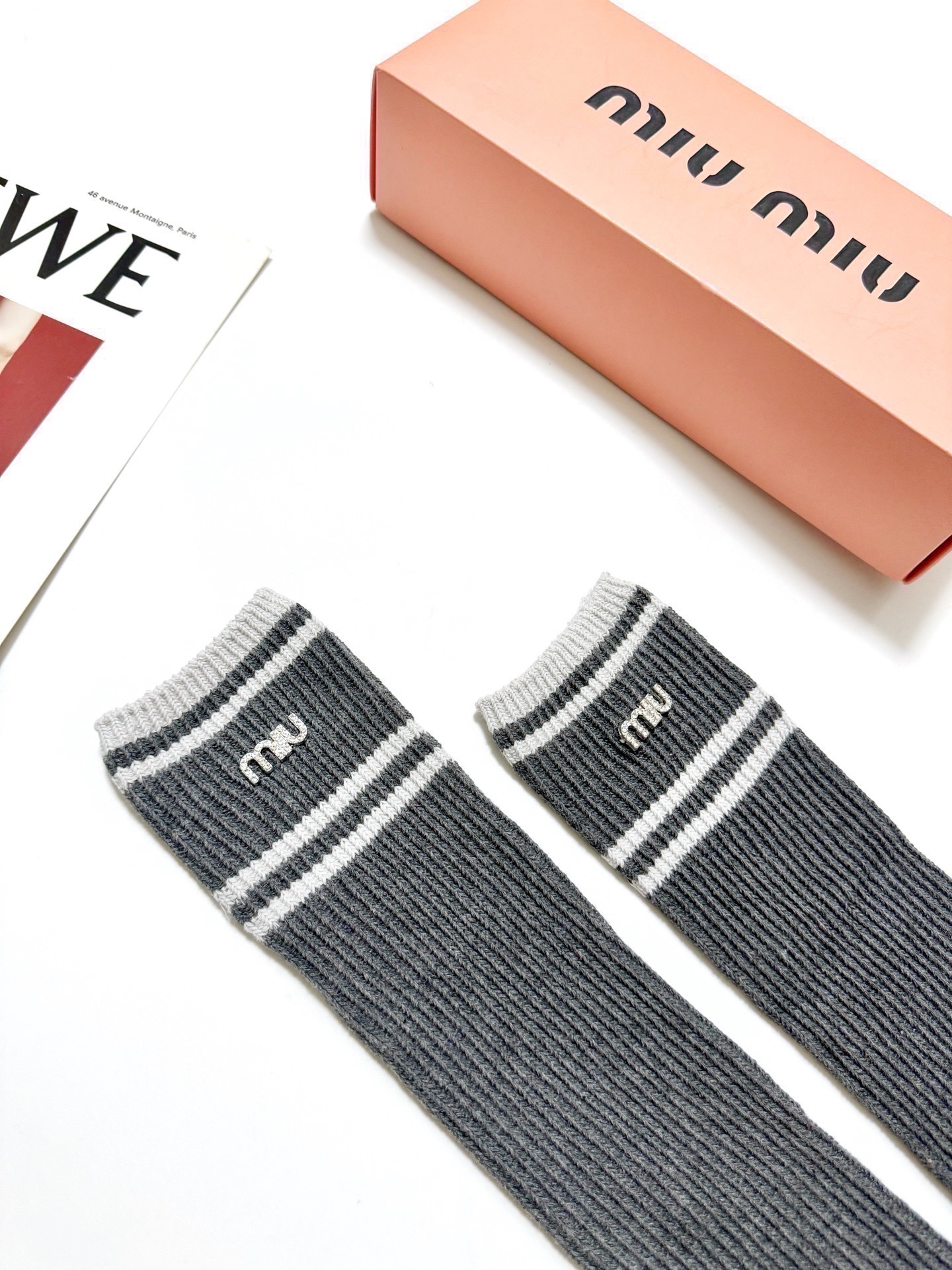 配包装🌟【一盒一双】🌟缪缪 miumiu 经典字母logo双针针织 纯棉长筒袜 小腿袜🌟ins爆款！专柜