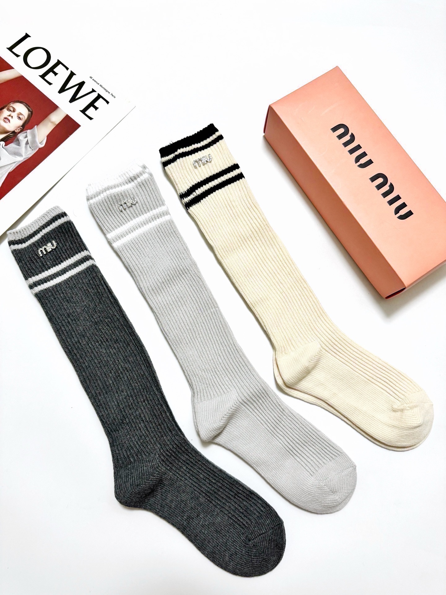 配包装🌟【一盒一双】🌟缪缪 miumiu 经典字母logo双针针织 纯棉长筒袜 小腿袜🌟ins爆款！专柜