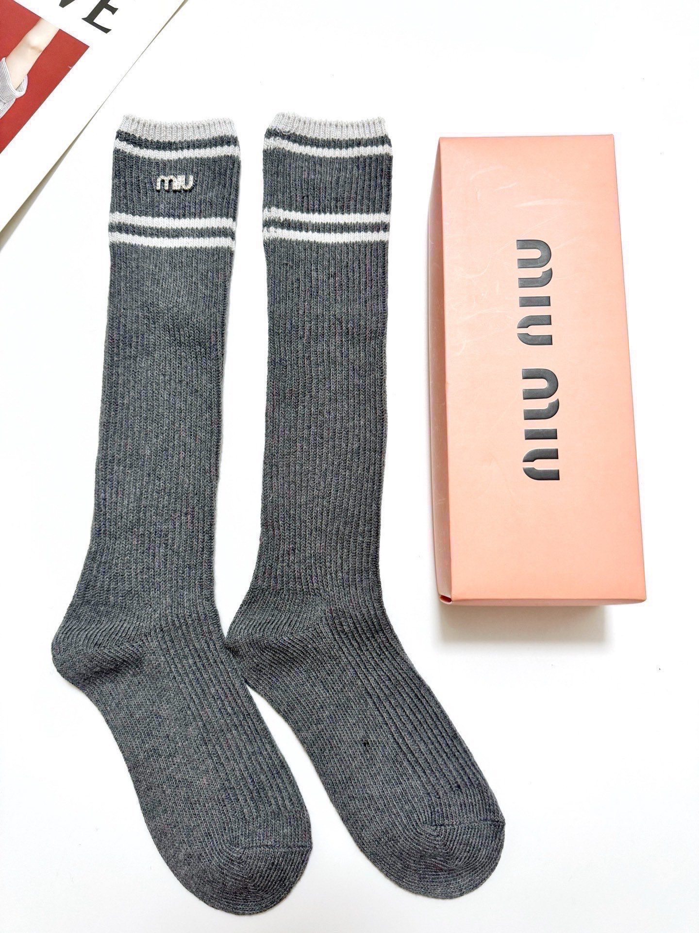 配包装🌟【一盒一双】🌟缪缪 miumiu 经典字母logo双针针织 纯棉长筒袜 小腿袜🌟ins爆款！专柜