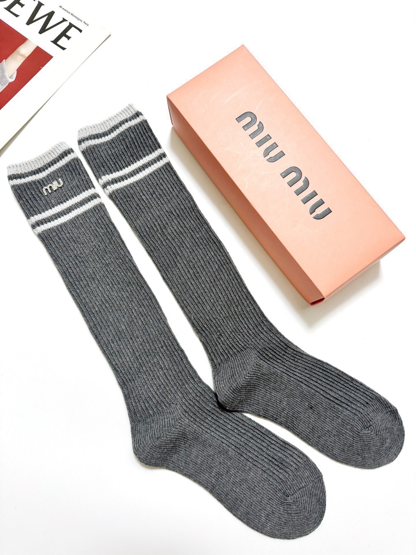 配包装🌟【一盒一双】🌟缪缪 miumiu 经典字母logo双针针织 纯棉长筒袜 小腿袜🌟ins爆款！专柜