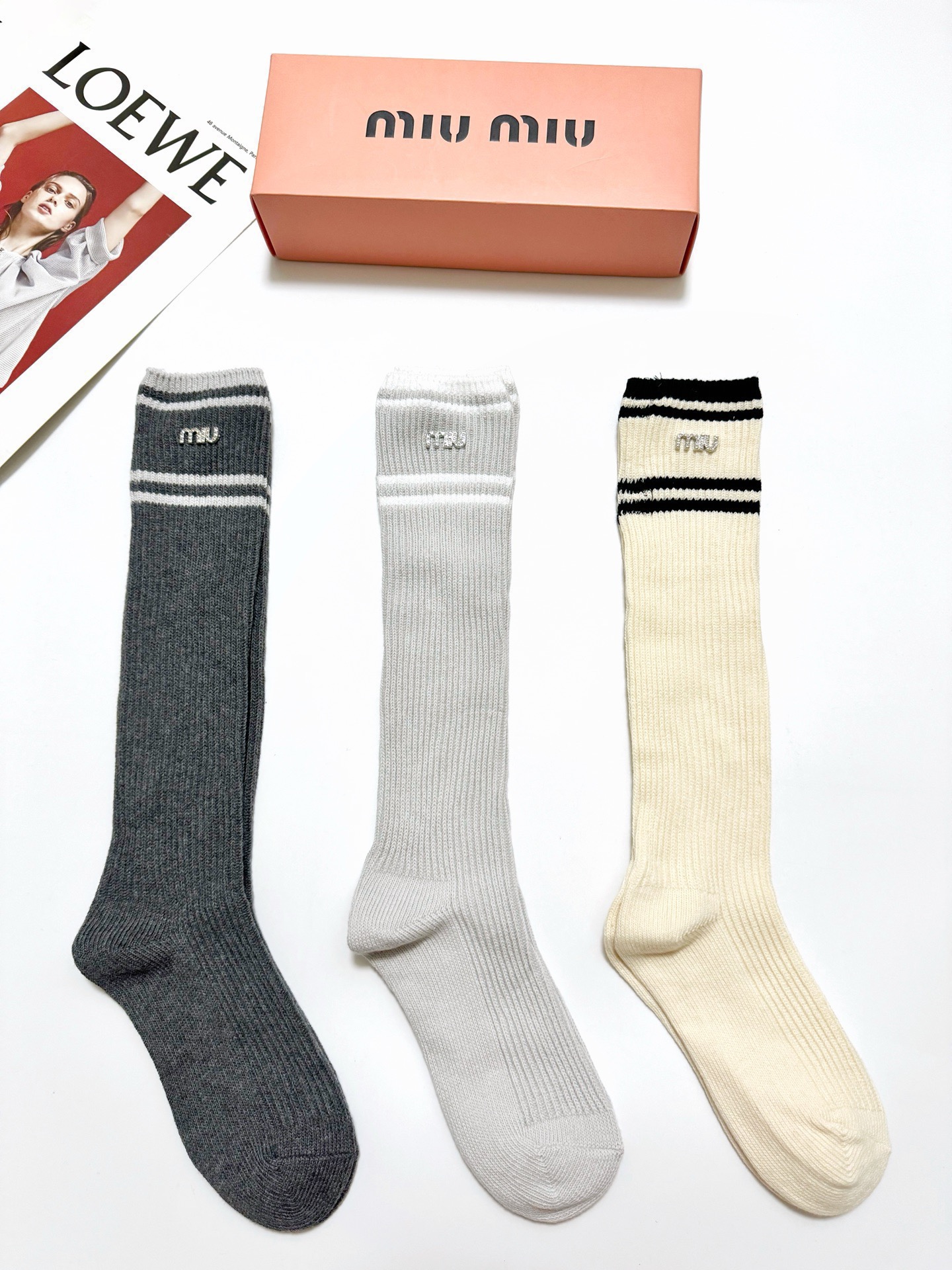 配包装🌟【一盒一双】🌟缪缪 miumiu 经典字母logo双针针织 纯棉长筒袜 小腿袜🌟ins爆款！专柜