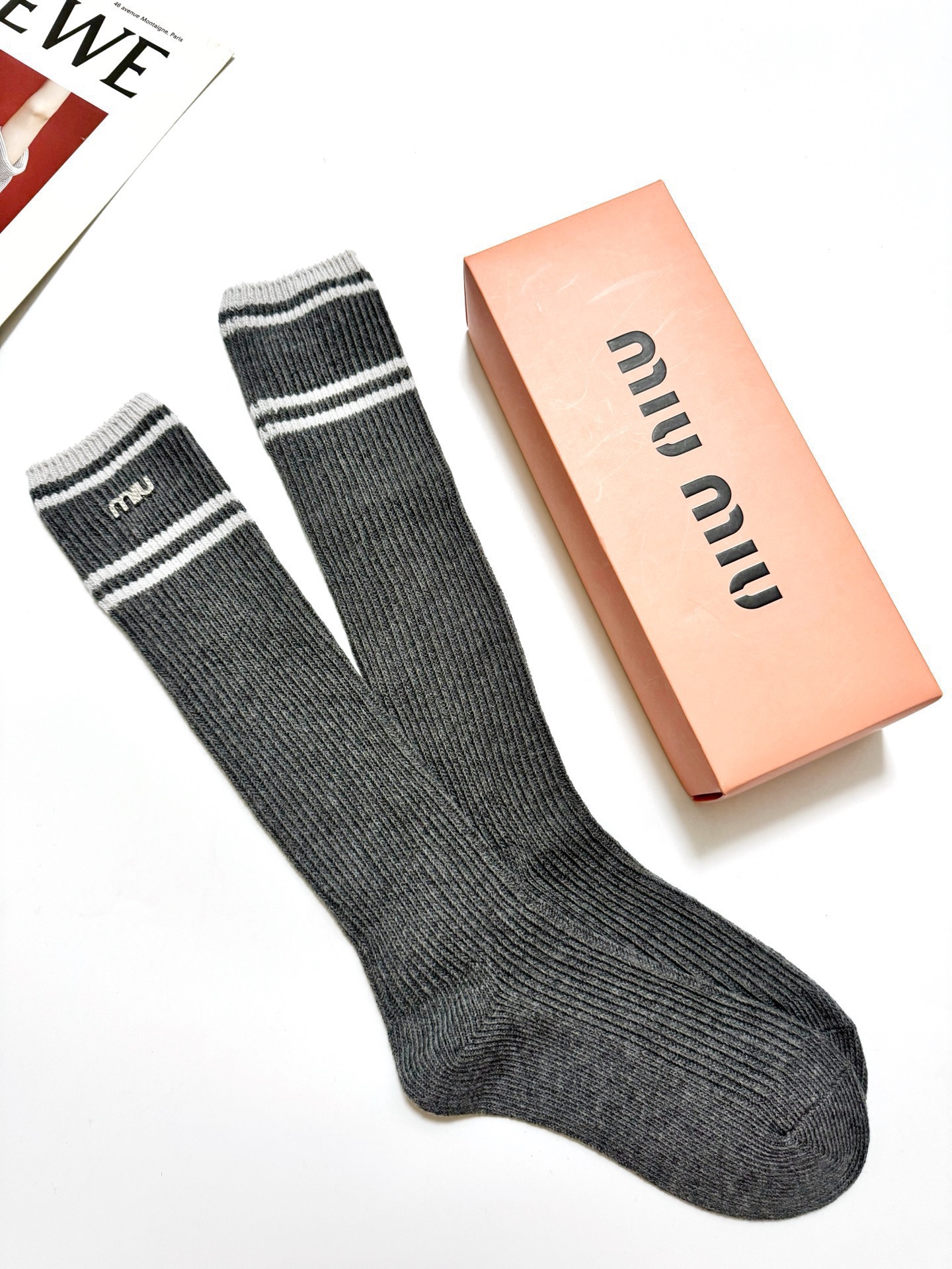 配包装🌟【一盒一双】🌟缪缪 miumiu 经典字母logo双针针织 纯棉长筒袜 小腿袜🌟ins爆款！专柜