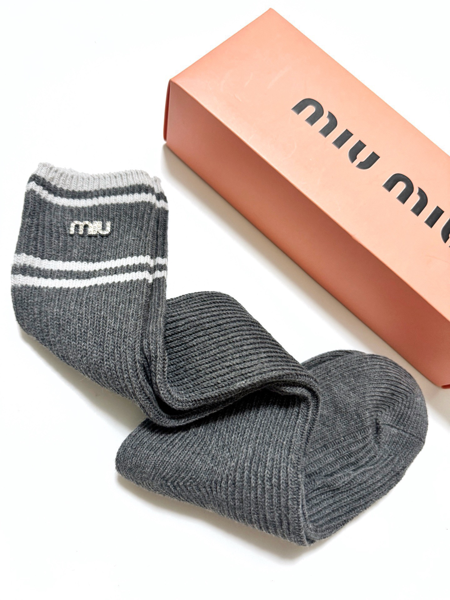 配包装🌟【一盒一双】🌟缪缪 miumiu 经典字母logo双针针织 纯棉长筒袜 小腿袜🌟ins爆款！专柜
