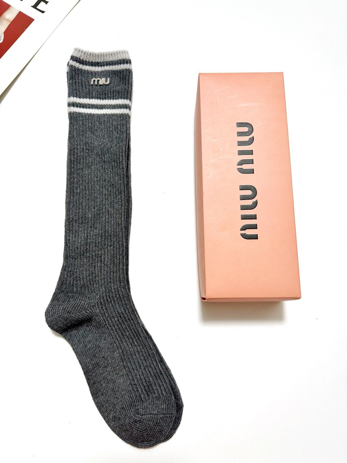 配包装🌟【一盒一双】🌟缪缪 miumiu 经典字母logo双针针织 纯棉长筒袜 小腿袜🌟ins爆款！专柜