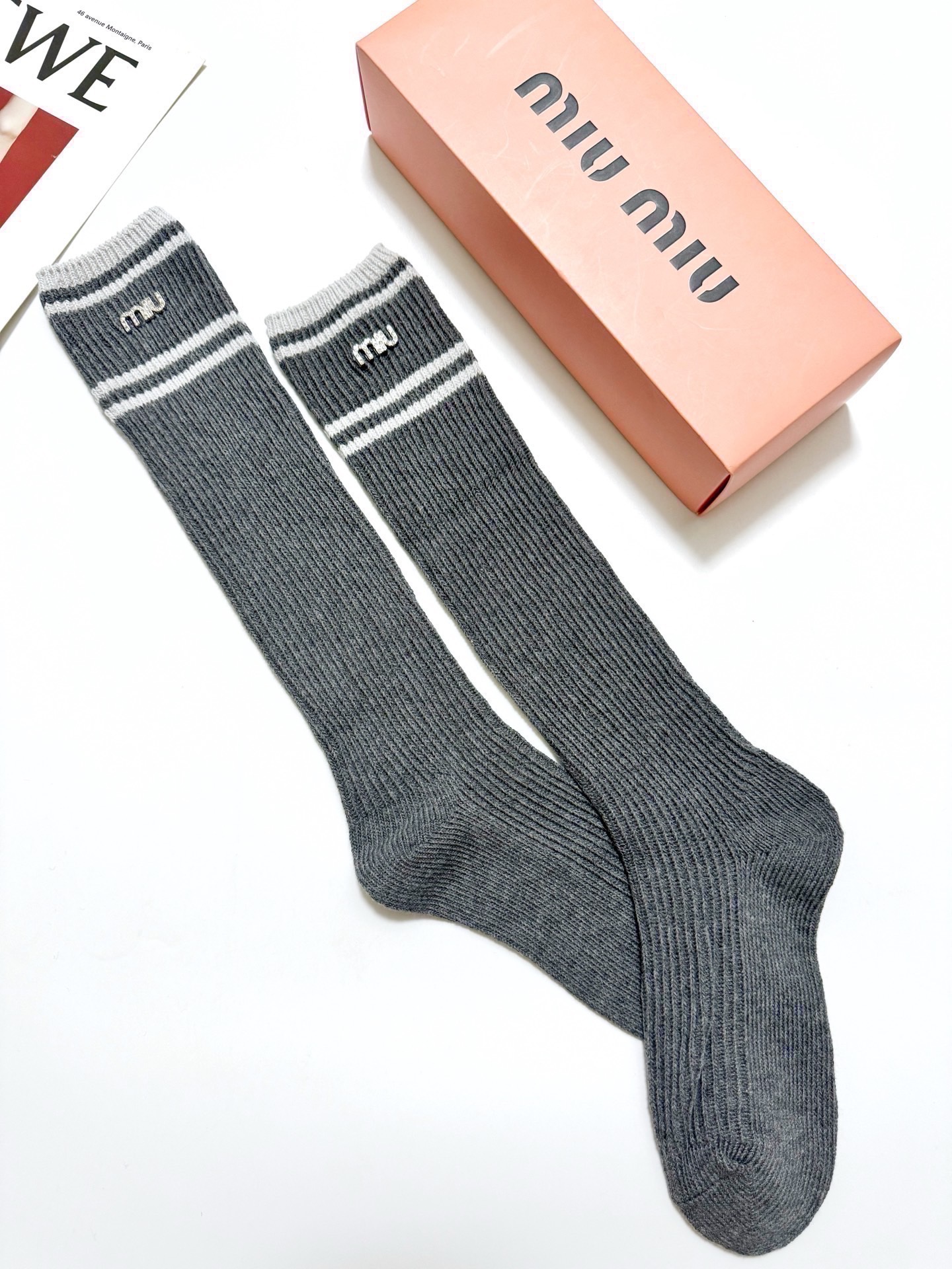 配包装🌟【一盒一双】🌟缪缪 miumiu 经典字母logo双针针织 纯棉长筒袜 小腿袜🌟ins爆款！专柜
