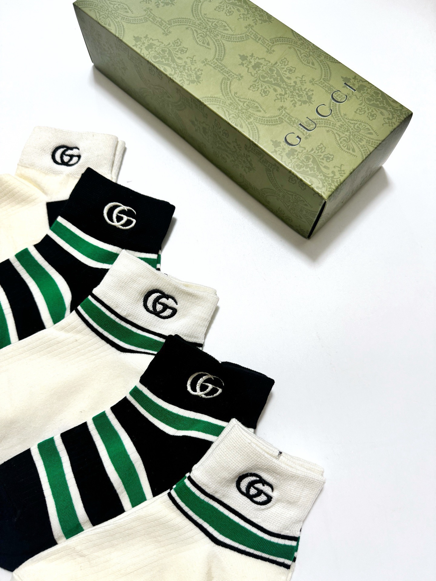 配包装🌟【一盒5 双】春季新款 🌟古琦 Gucci 经典刺绣字母logo 纯棉短筒袜 ，ins超火爆小腿