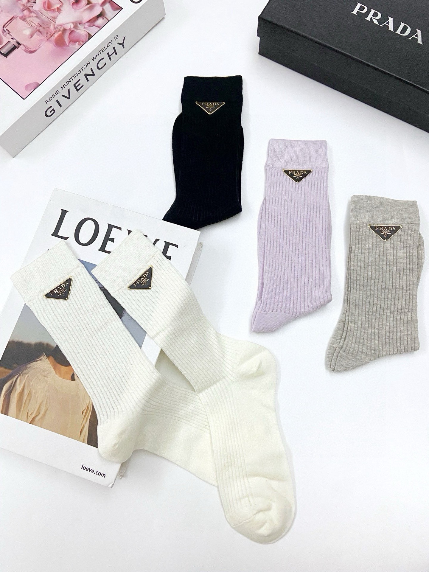 配包装🌟【一盒4 双】🌟Prada 普拉达 经典字母logo 超薄无骨中筒袜，纯棉 条纹小腿袜 堆堆袜 