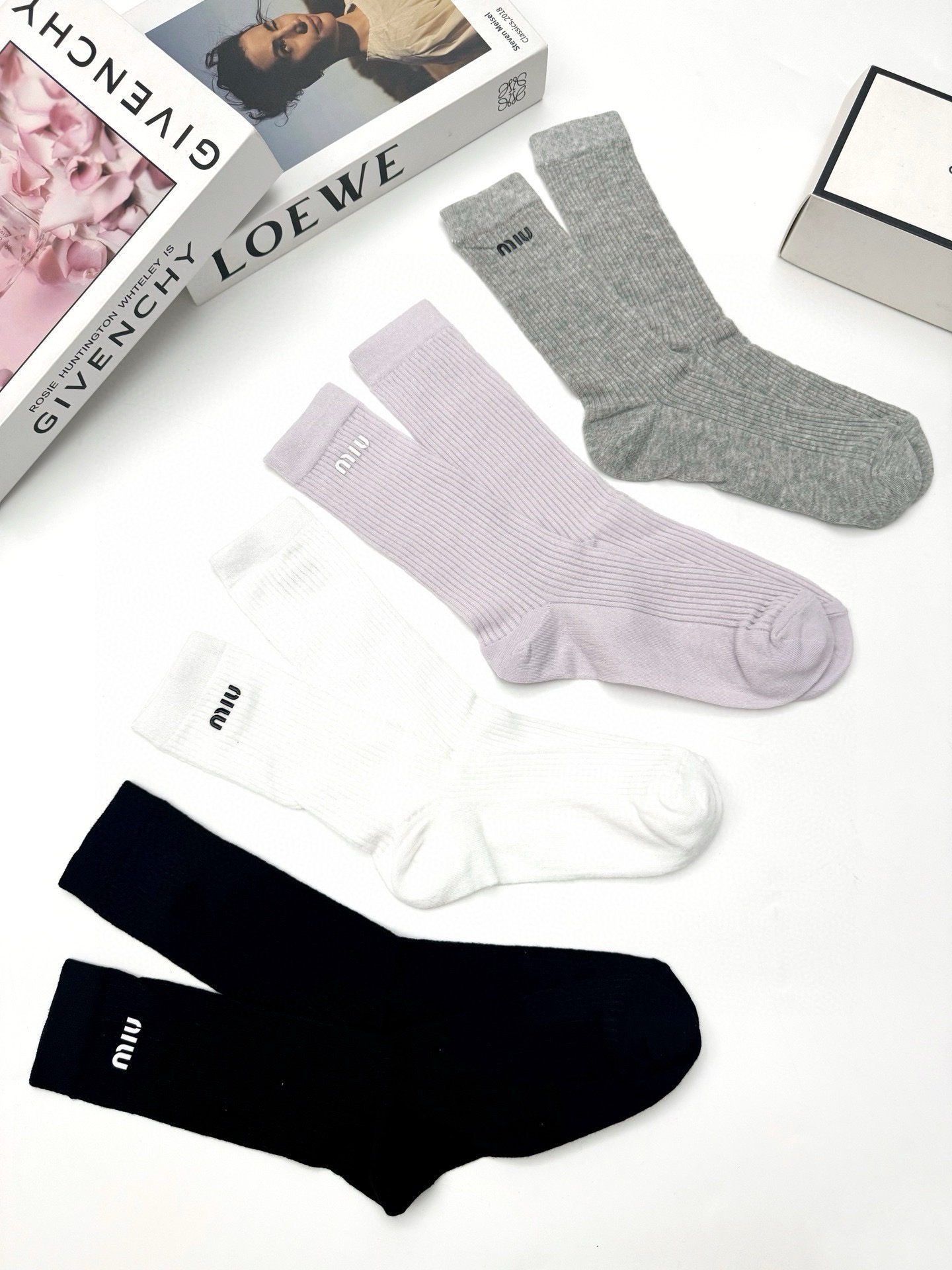 配包装🌟【一盒4 双】🌟缪缪 miumiu 经典字母logo 超薄无骨中筒袜，纯棉 条纹小腿袜 堆堆袜 