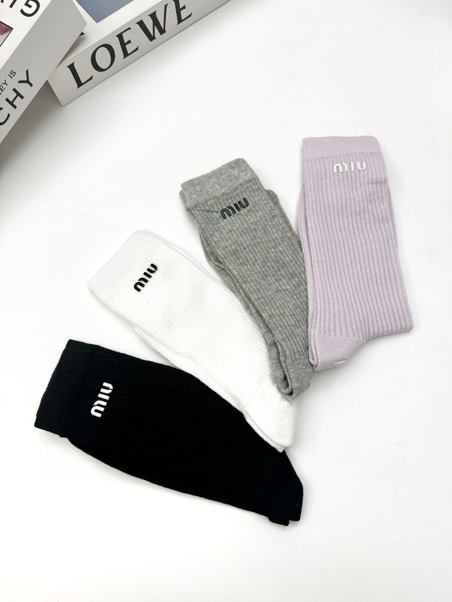 配包装🌟【一盒4 双】🌟缪缪 miumiu 经典字母logo 超薄无骨中筒袜，纯棉 条纹小腿袜 堆堆袜 