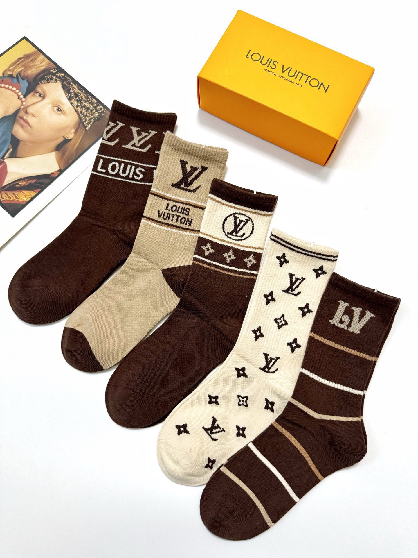 配包装🌟【一盒5双】 🌟LV 路易威登 经典字母logo 纯棉中筒袜 ，ins超火爆短袜，纯棉面料，潮人