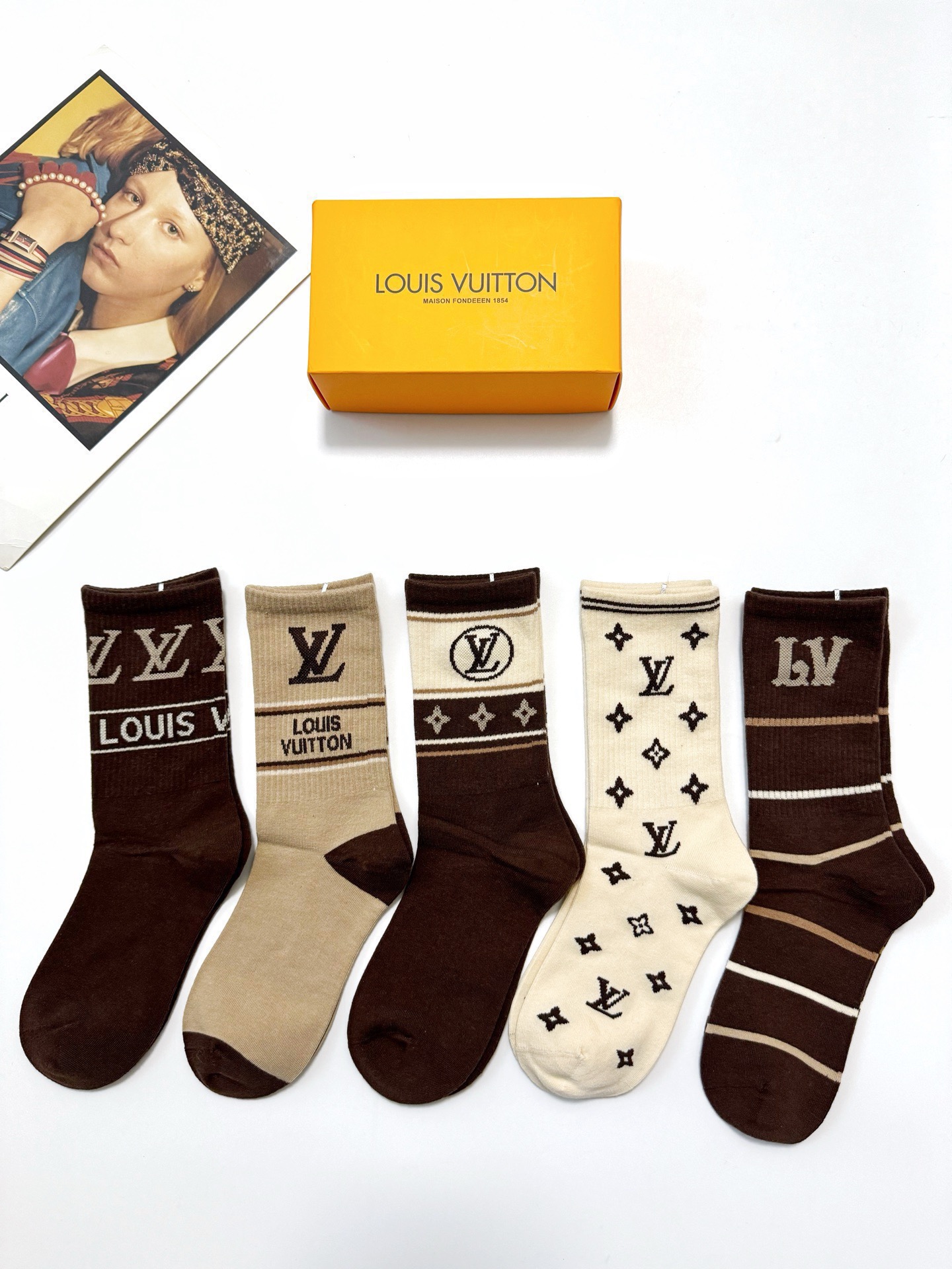 配包装🌟【一盒5双】 🌟LV 路易威登 经典字母logo 纯棉中筒袜 ，ins超火爆短袜，纯棉面料，潮人