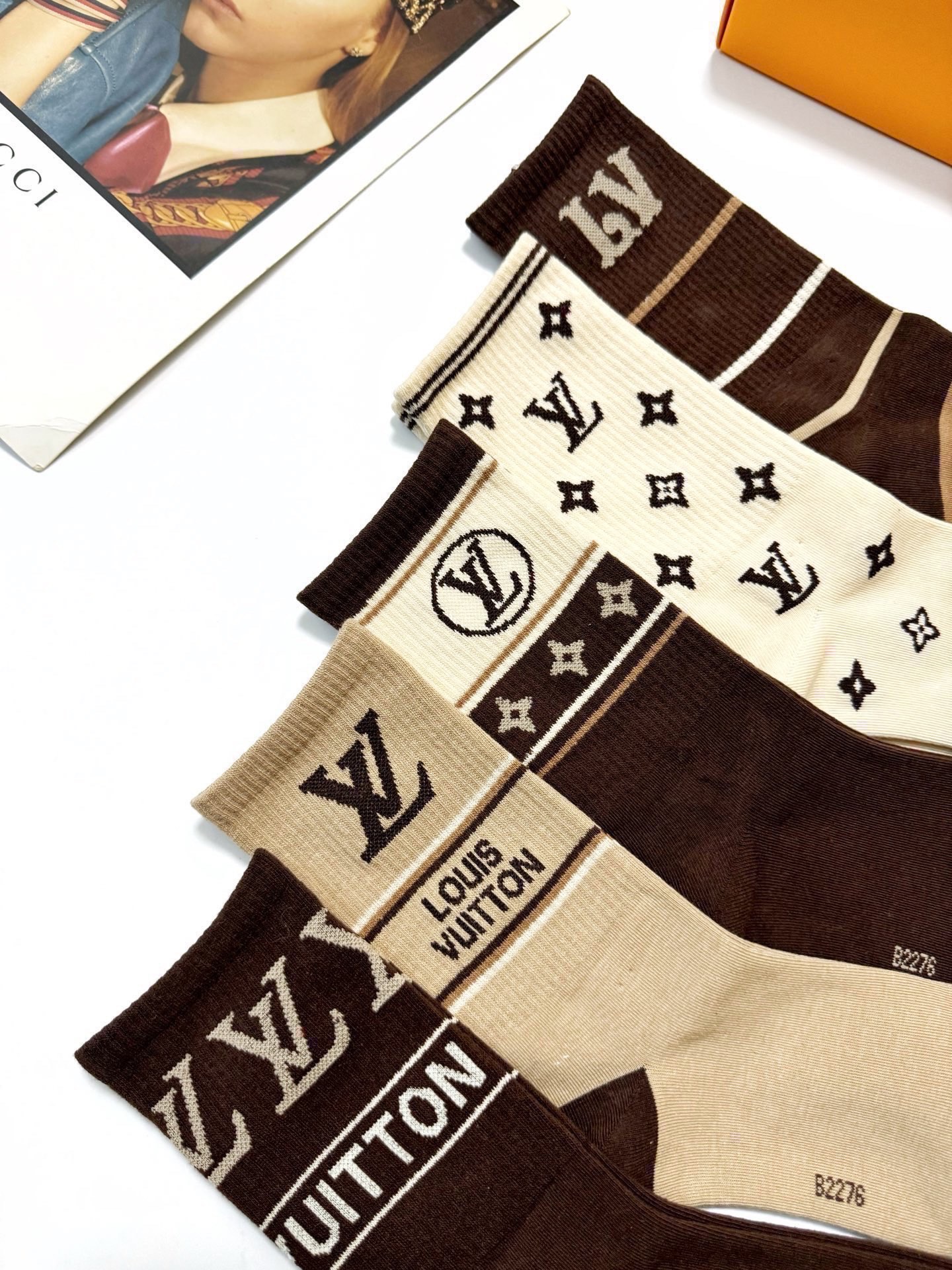 配包装🌟【一盒5双】 🌟LV 路易威登 经典字母logo 纯棉中筒袜 ，ins超火爆短袜，纯棉面料，潮人