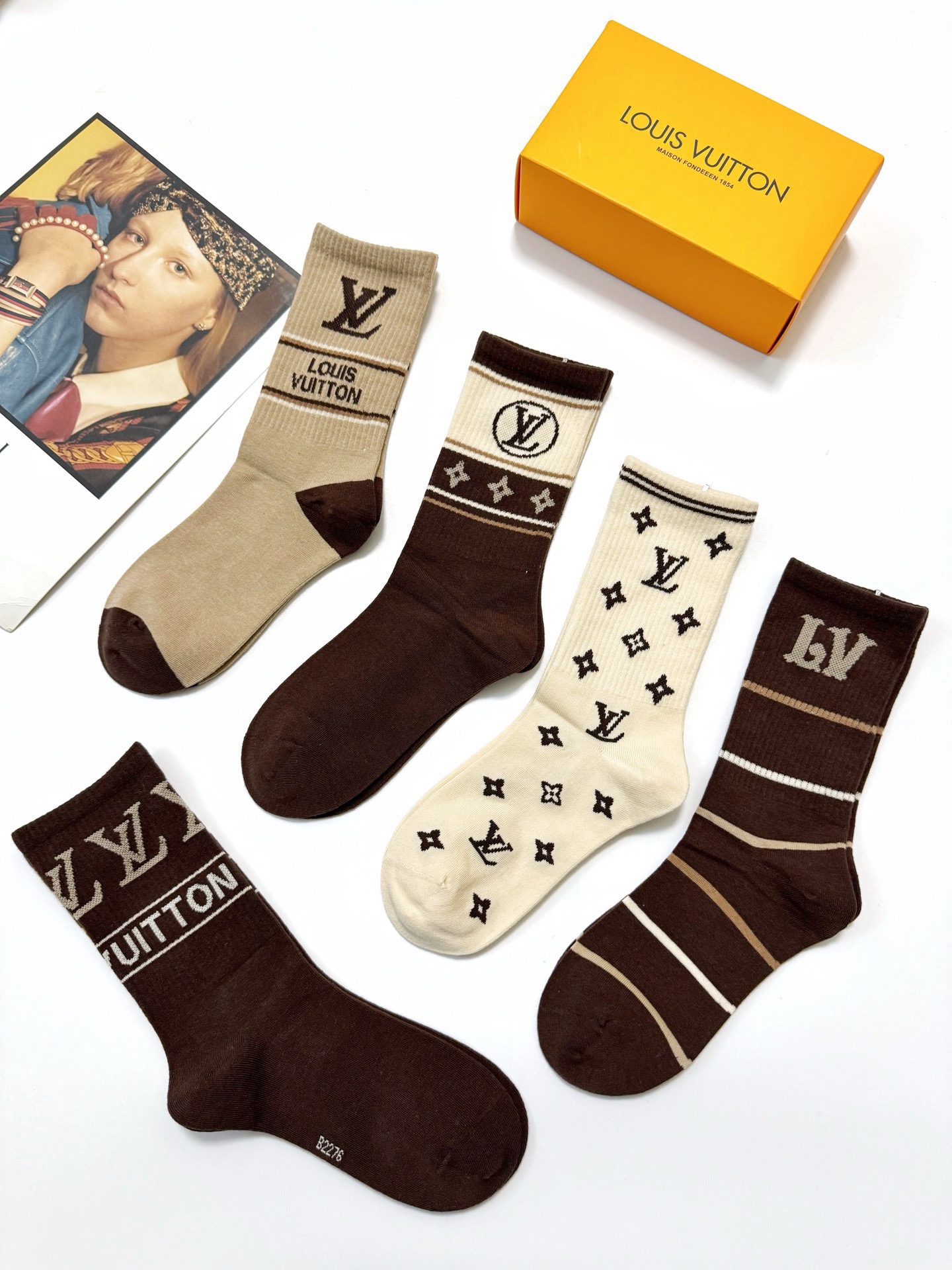 配包装🌟【一盒5双】 🌟LV 路易威登 经典字母logo 纯棉中筒袜 ，ins超火爆短袜，纯棉面料，潮人