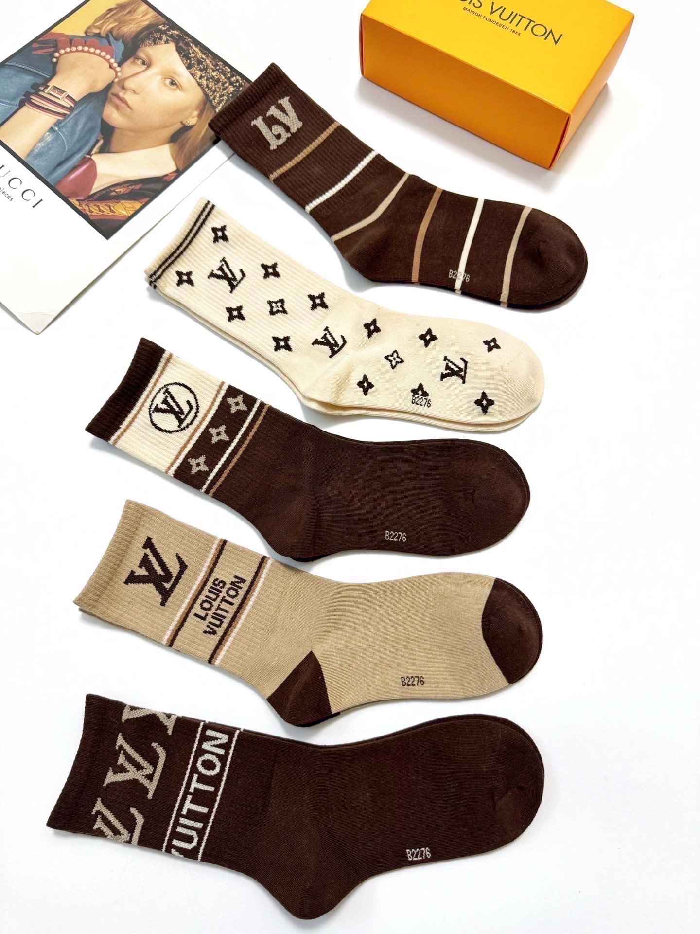配包装🌟【一盒5双】 🌟LV 路易威登 经典字母logo 纯棉中筒袜 ，ins超火爆短袜，纯棉面料，潮人