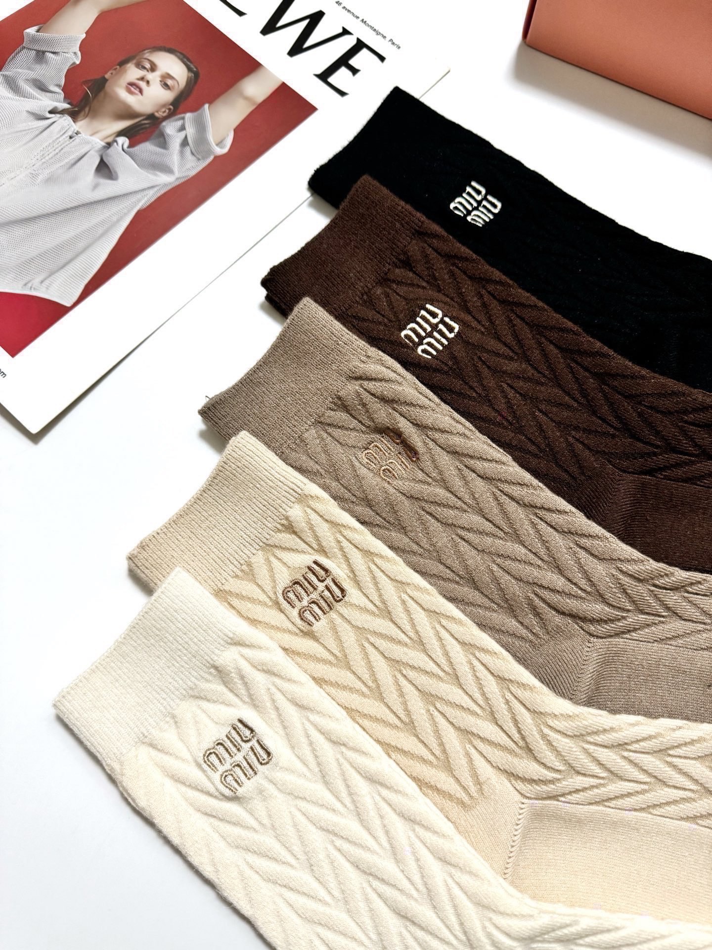 配包装🌟【一盒5 双】 🌟缪缪 miumiu 经典刺绣字母logo 羊绒混纺中筒袜 ，软糯亲肤，ins超