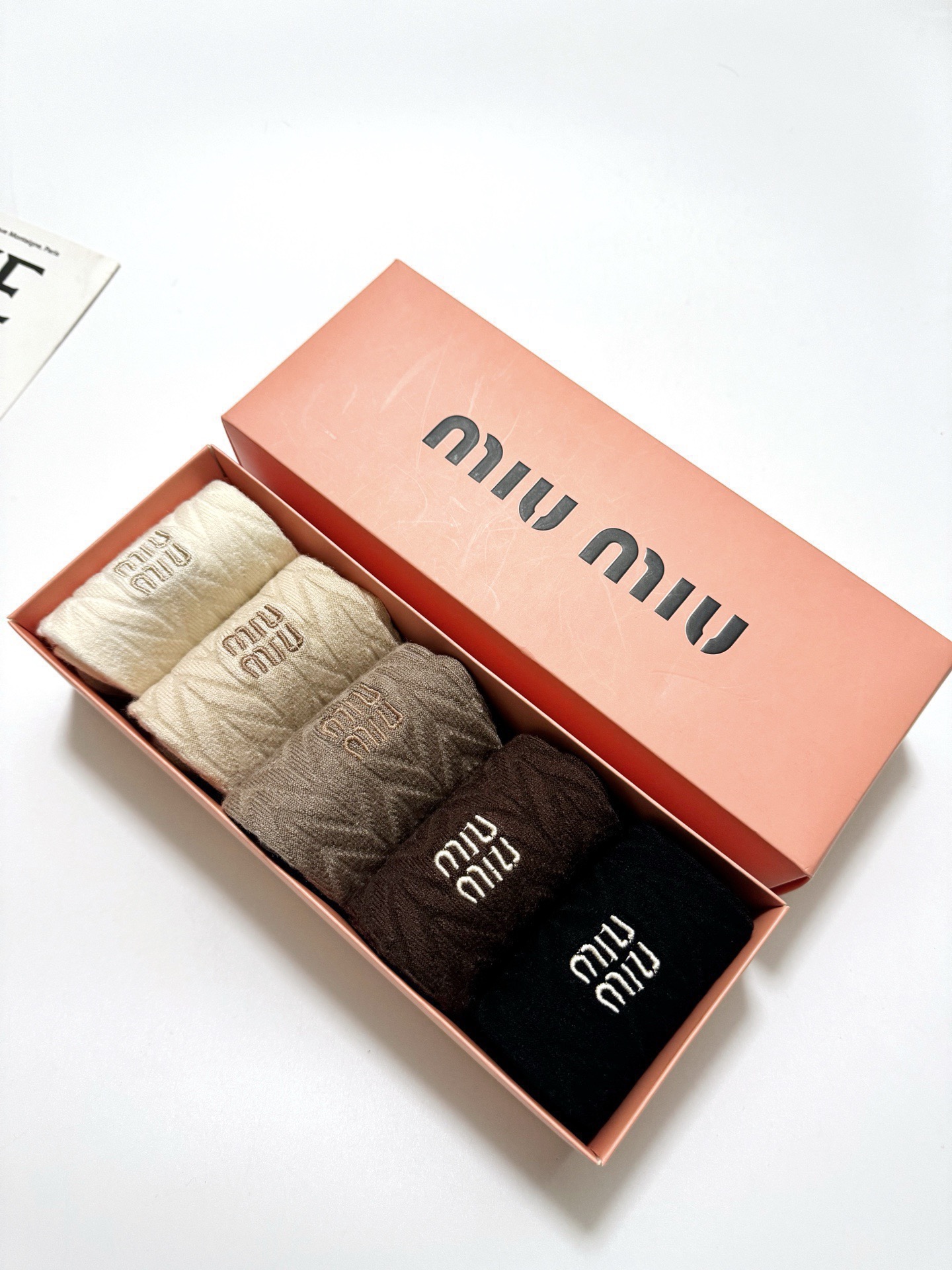 配包装🌟【一盒5 双】 🌟缪缪 miumiu 经典刺绣字母logo 羊绒混纺中筒袜 ，软糯亲肤，ins超