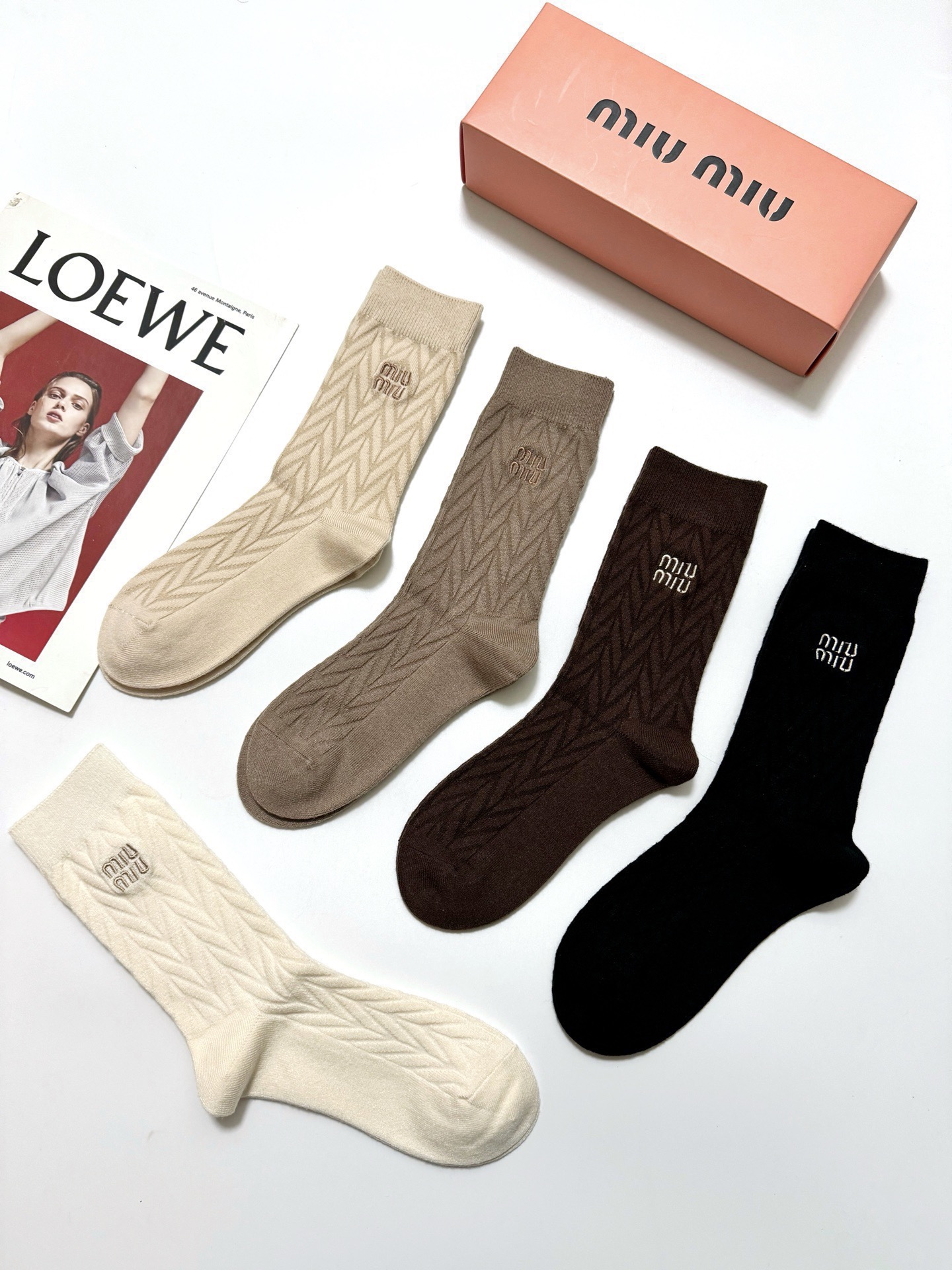 配包装🌟【一盒5 双】 🌟缪缪 miumiu 经典刺绣字母logo 羊绒混纺中筒袜 ，软糯亲肤，ins超