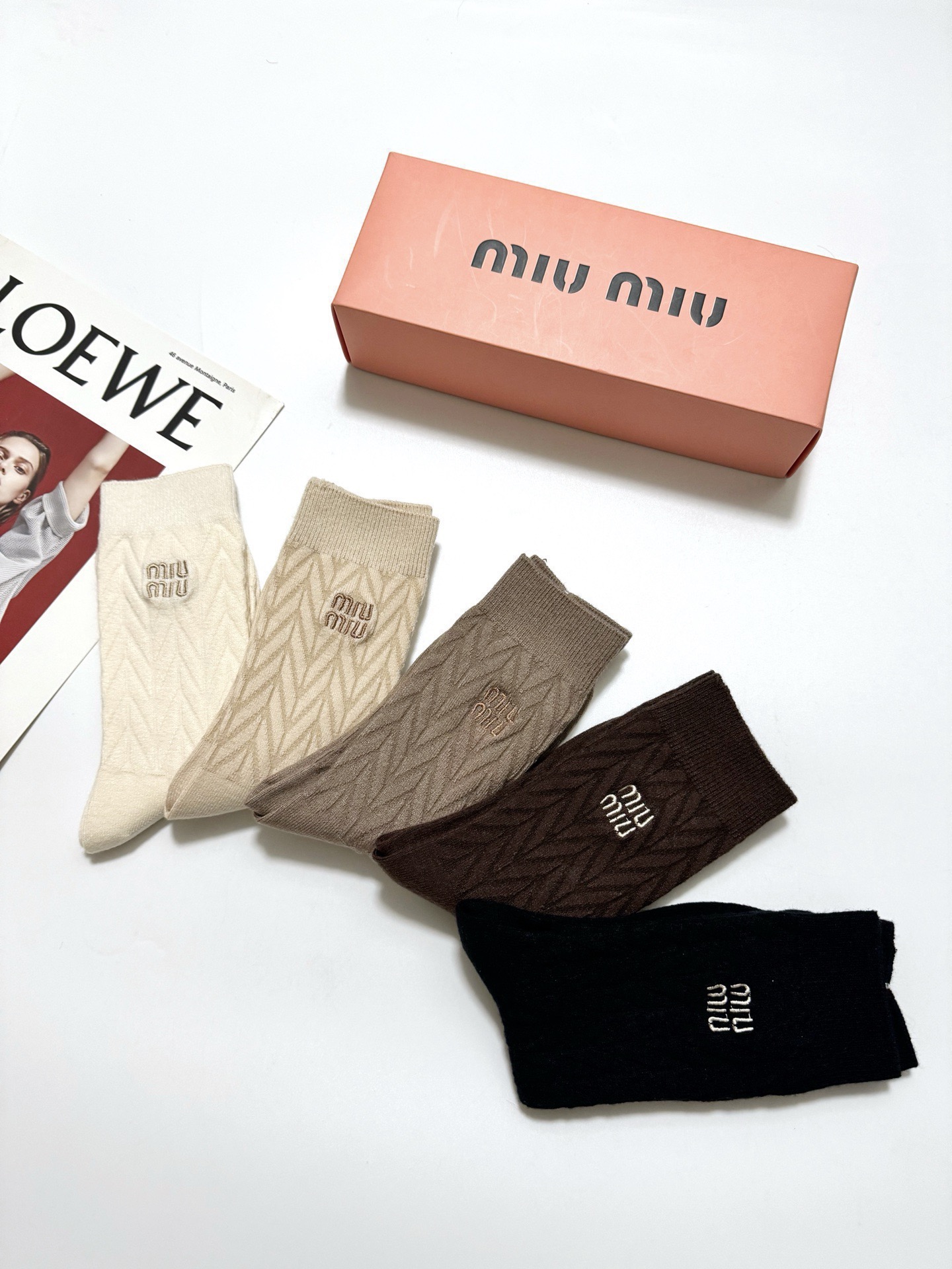 配包装🌟【一盒5 双】 🌟缪缪 miumiu 经典刺绣字母logo 羊绒混纺中筒袜 ，软糯亲肤，ins超