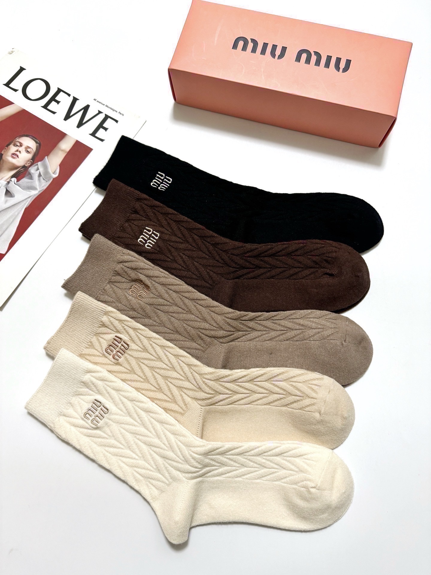 配包装🌟【一盒5 双】 🌟缪缪 miumiu 经典刺绣字母logo 羊绒混纺中筒袜 ，软糯亲肤，ins超