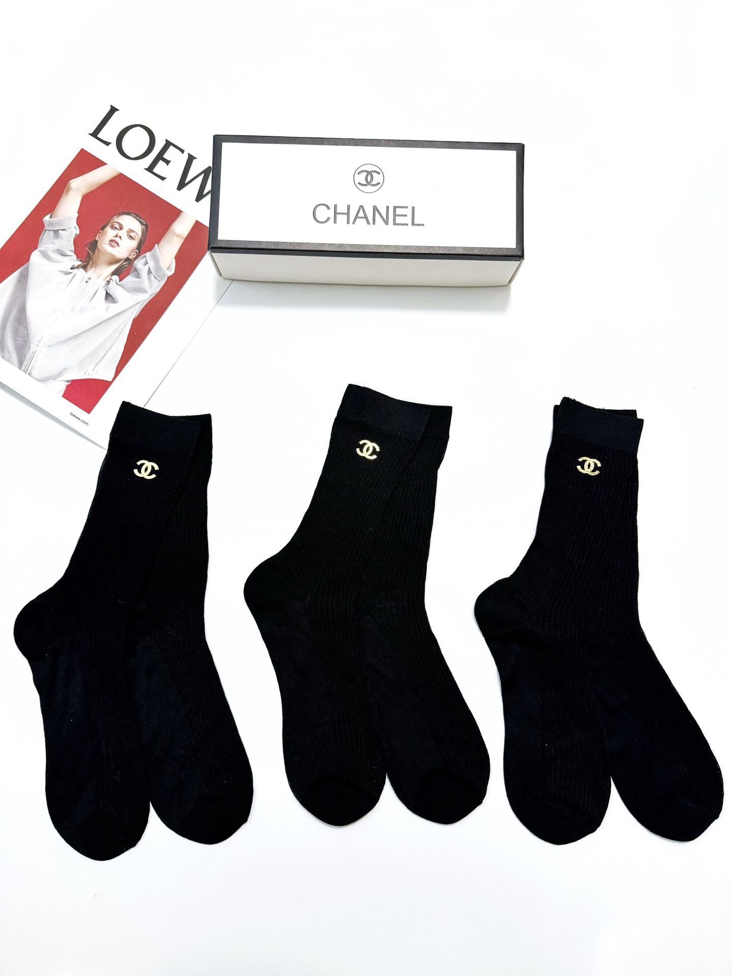 配包装🌟【一盒3 双】 🌟Chanel 香奈儿 经典字母logo 超薄透气中筒袜 ，ins超火爆空调袜，
