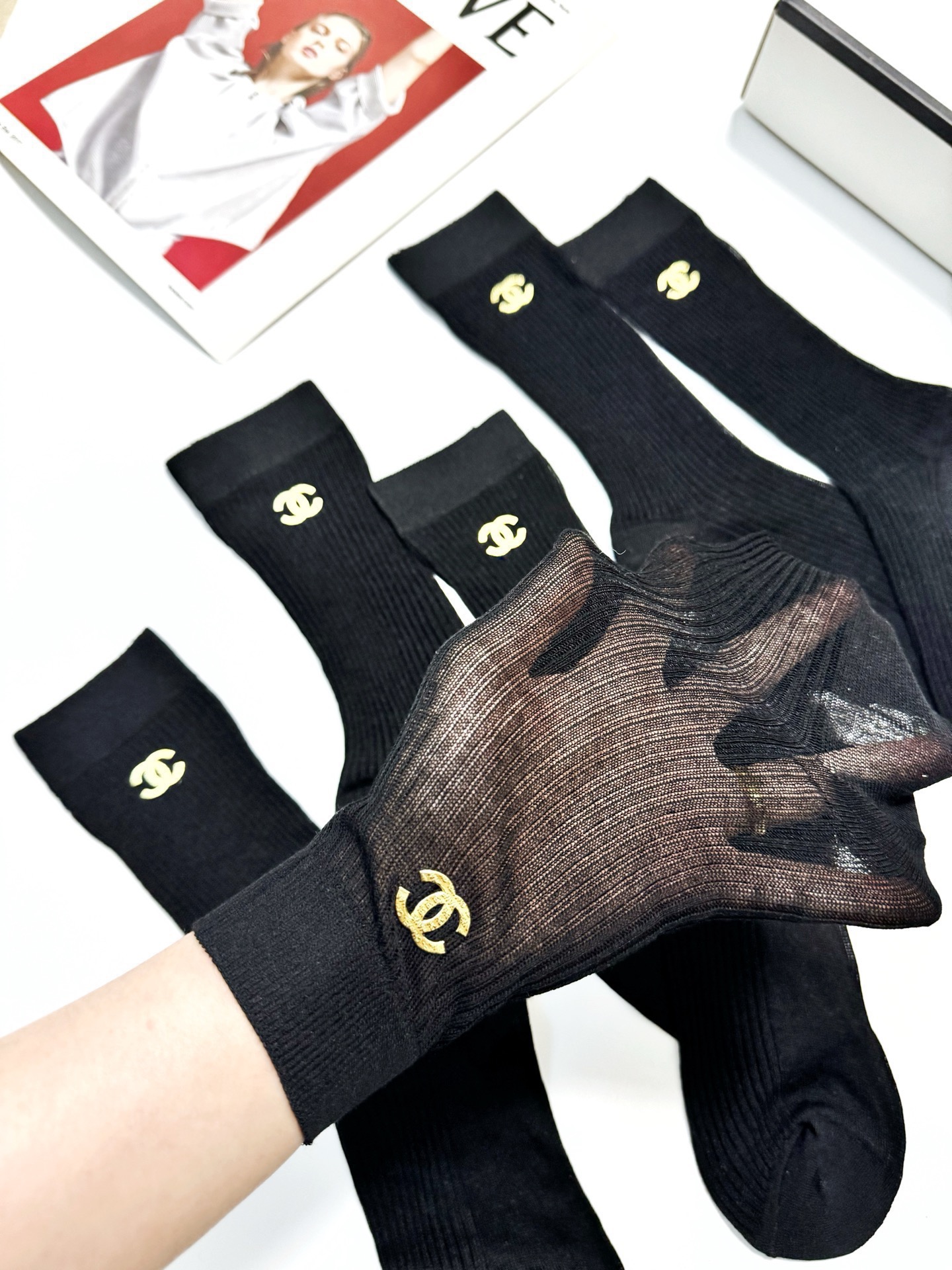 配包装🌟【一盒3 双】 🌟Chanel 香奈儿 经典字母logo 超薄透气中筒袜 ，ins超火爆空调袜，