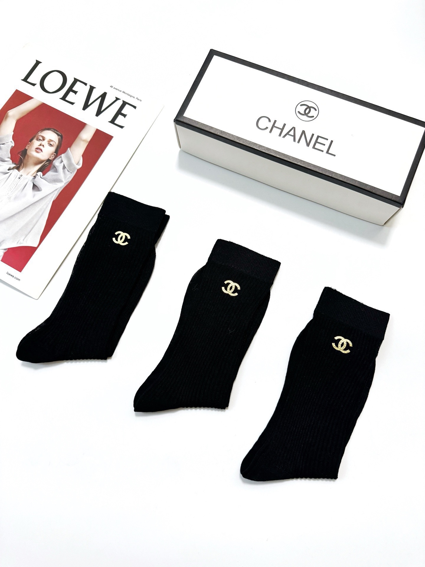 配包装🌟【一盒3 双】 🌟Chanel 香奈儿 经典字母logo 超薄透气中筒袜 ，ins超火爆空调袜，