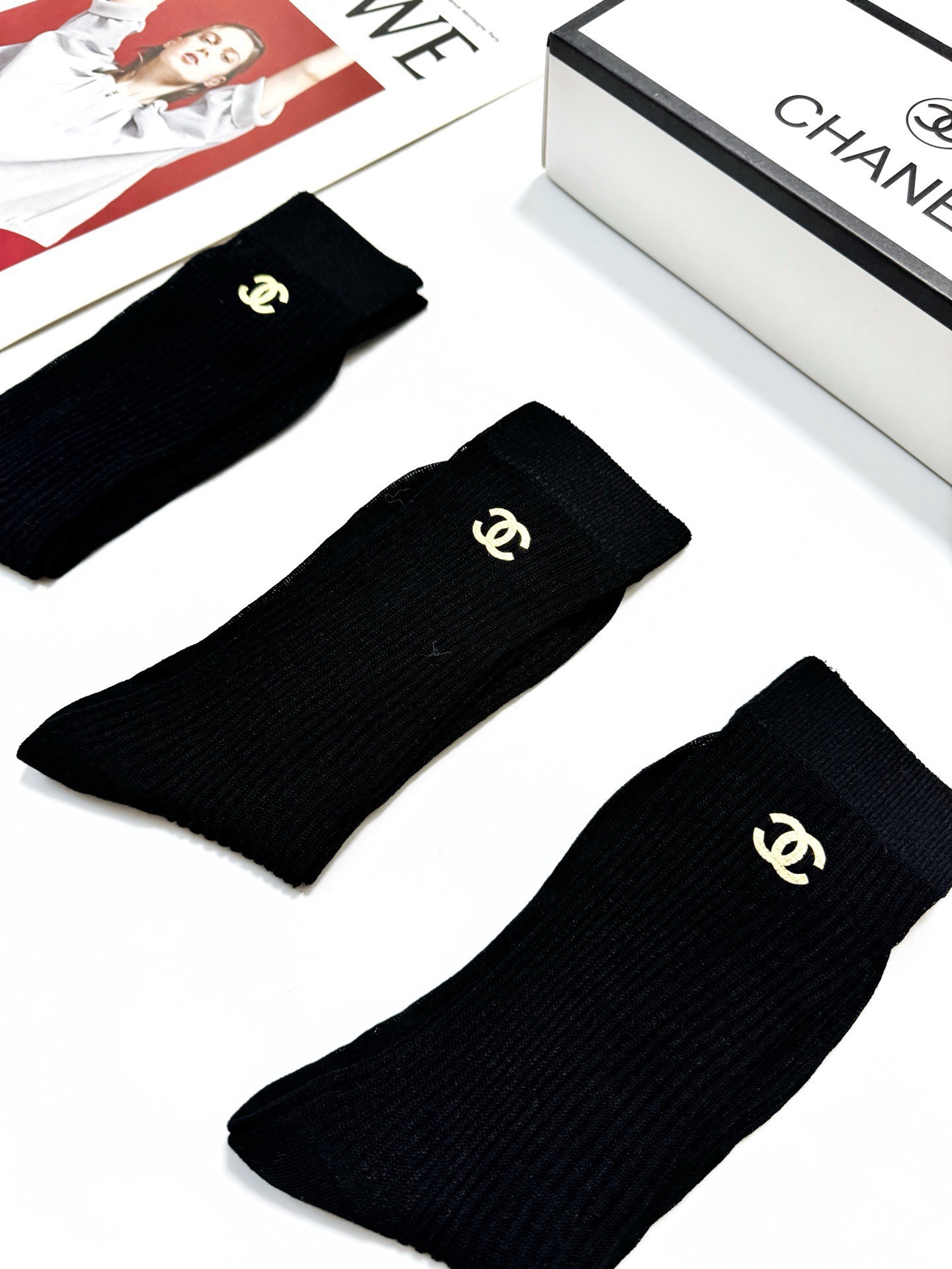配包装🌟【一盒3 双】 🌟Chanel 香奈儿 经典字母logo 超薄透气中筒袜 ，ins超火爆空调袜，