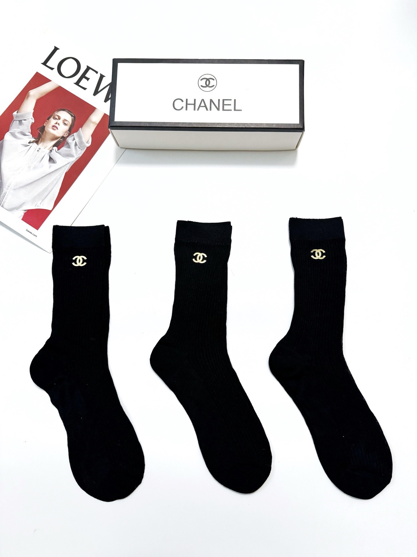 配包装🌟【一盒3 双】 🌟Chanel 香奈儿 经典字母logo 超薄透气中筒袜 ，ins超火爆空调袜，