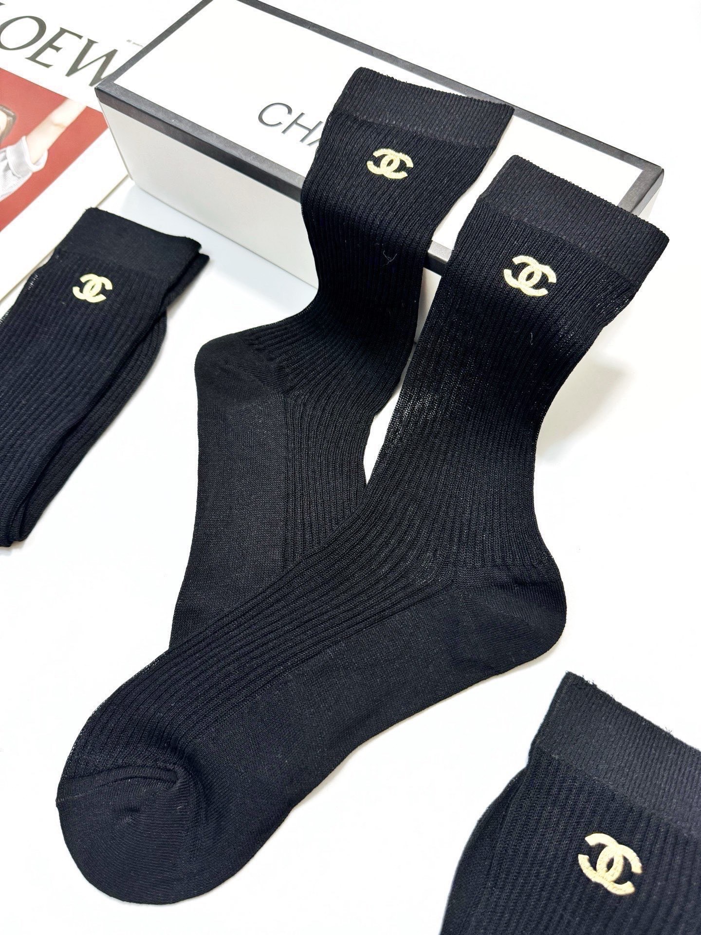 配包装🌟【一盒3 双】 🌟Chanel 香奈儿 经典字母logo 超薄透气中筒袜 ，ins超火爆空调袜，