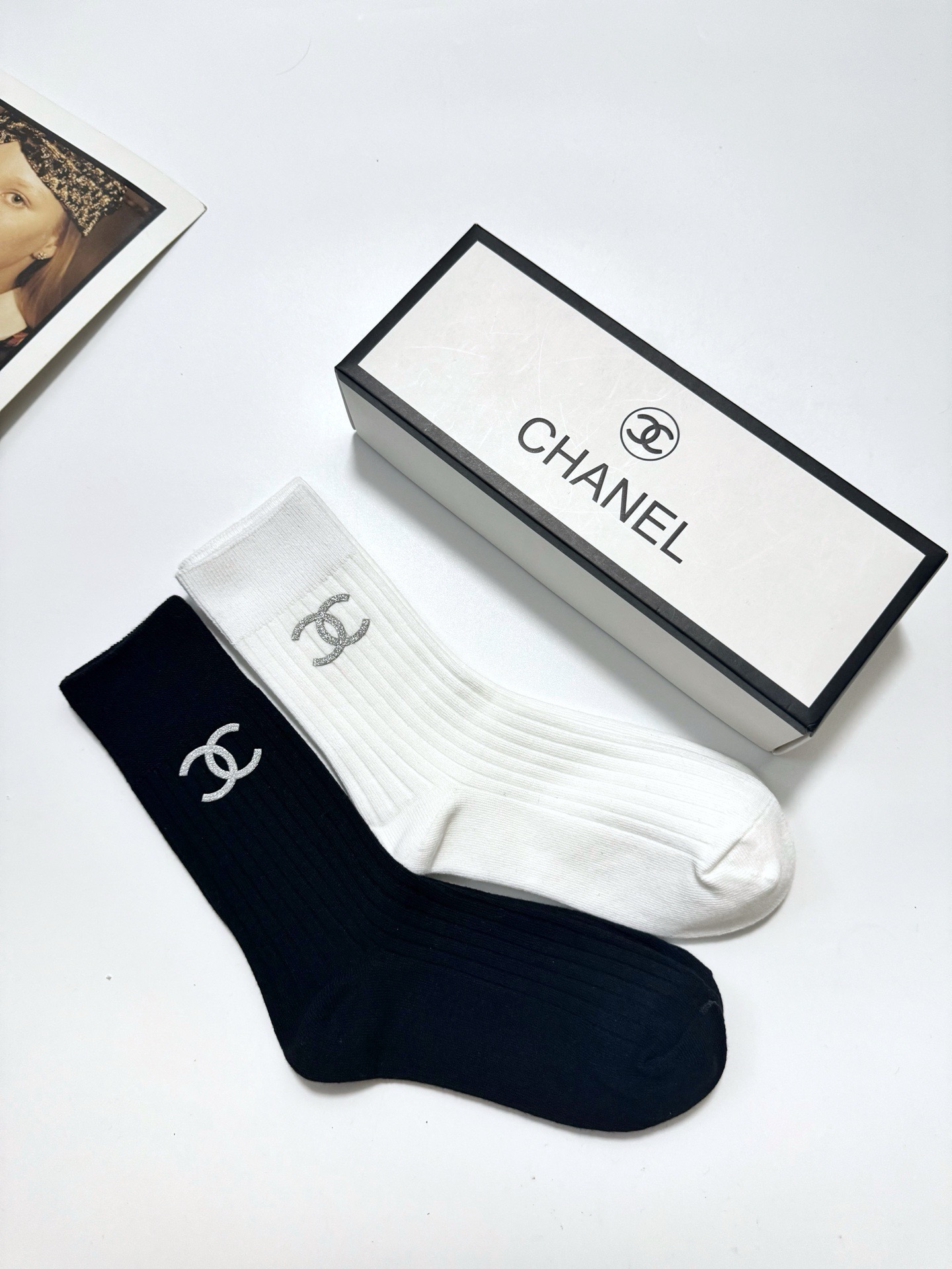 配包装🌟【一盒2 双】 🌟Chanel 香奈儿 经典字母logo ins超火爆中筒袜，纯棉面料，潮人必备