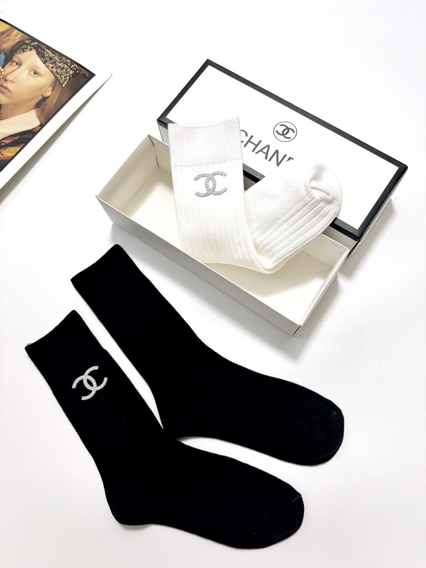 配包装🌟【一盒2 双】 🌟Chanel 香奈儿 经典字母logo ins超火爆中筒袜，纯棉面料，潮人必备