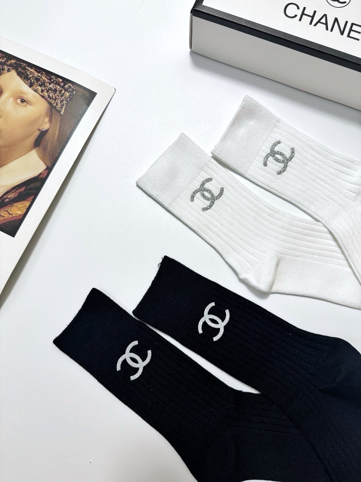 配包装🌟【一盒2 双】 🌟Chanel 香奈儿 经典字母logo ins超火爆中筒袜，纯棉面料，潮人必备