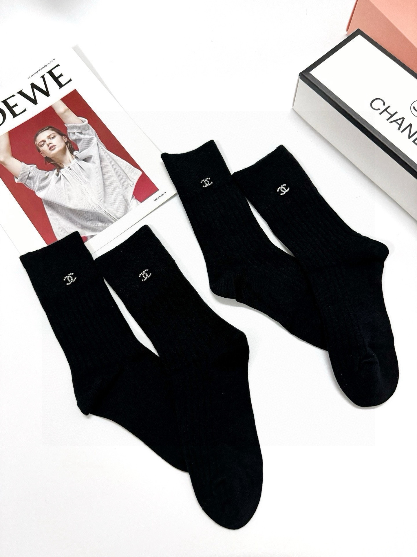 配包装🌟【一盒2 双】🌟Chanel 香奈儿 经典字母logo 纯棉中筒袜 🌟ins爆款！专柜在售ing