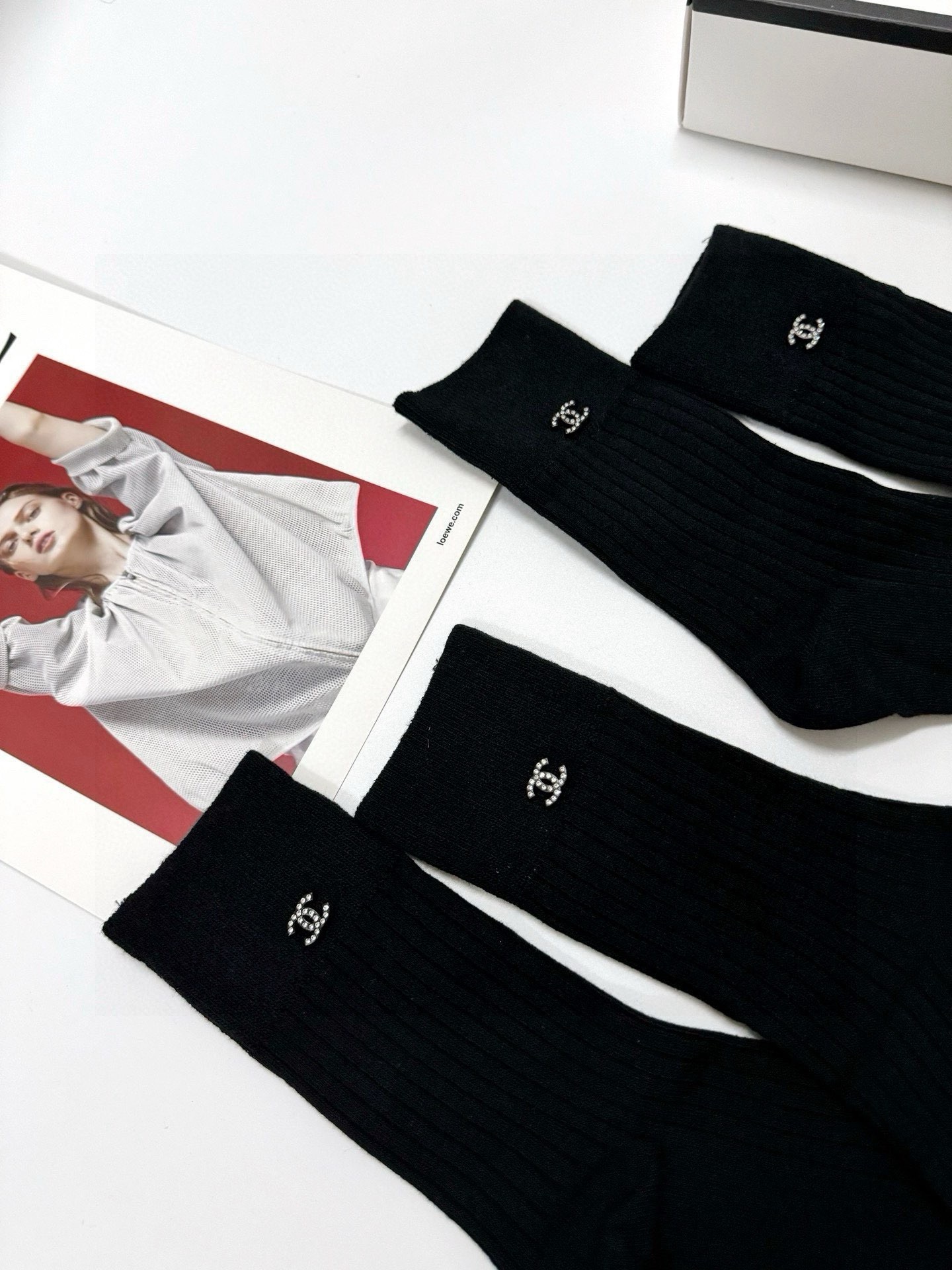 配包装🌟【一盒2 双】🌟Chanel 香奈儿 经典字母logo 纯棉中筒袜 🌟ins爆款！专柜在售ing