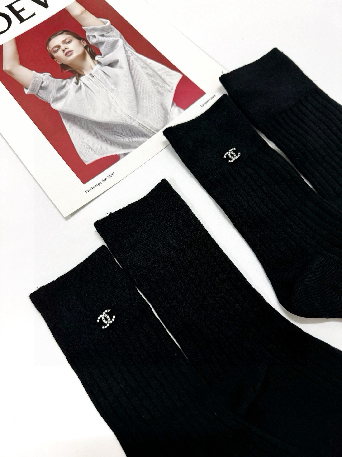 配包装🌟【一盒2 双】🌟Chanel 香奈儿 经典字母logo 纯棉中筒袜 🌟ins爆款！专柜在售ing