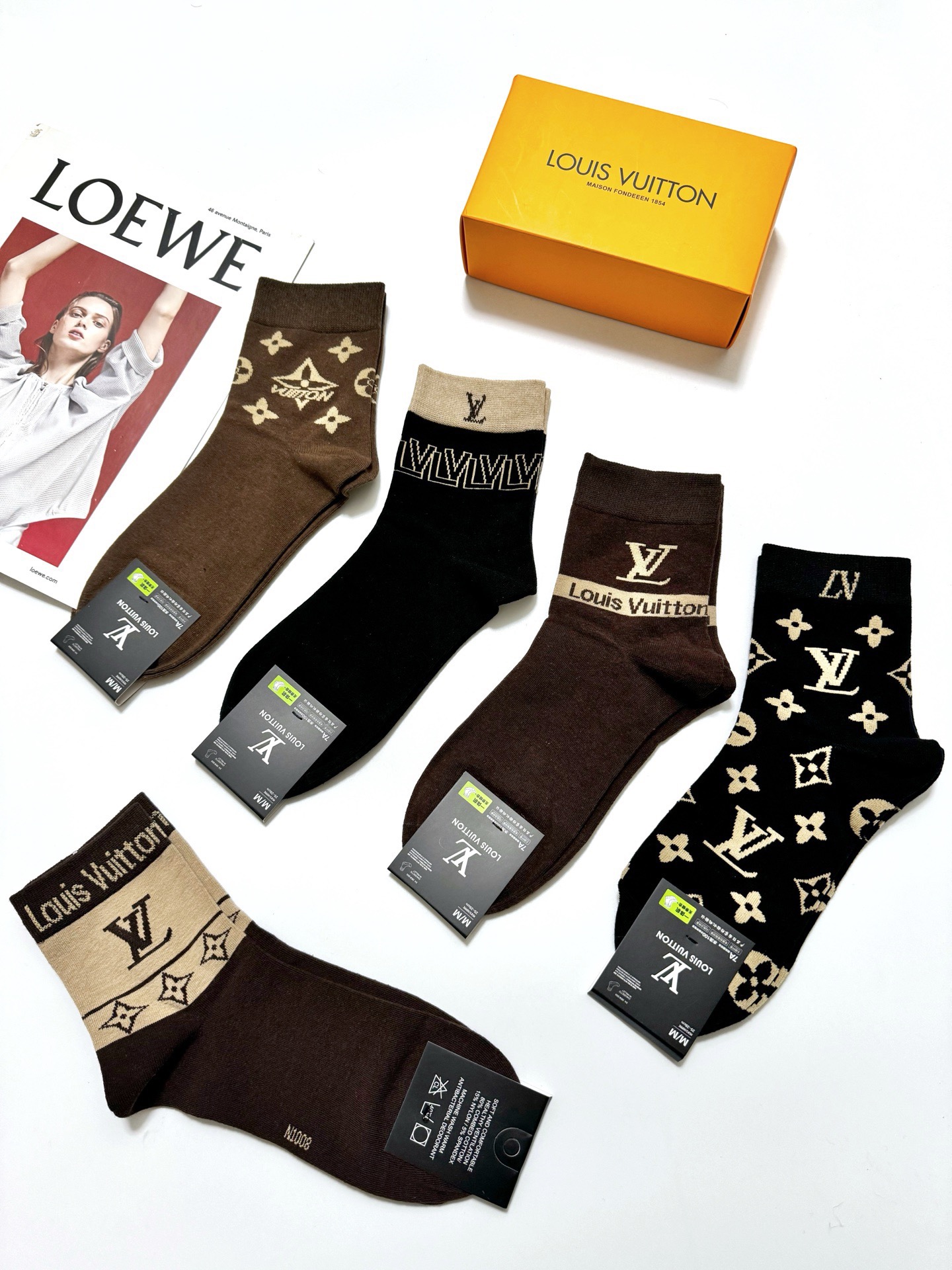配包装🌟【一盒5 双】 🌟LV 路易威登 经典字母logo 纯棉短筒袜 ，男女同款 ，ins超火爆短袜，