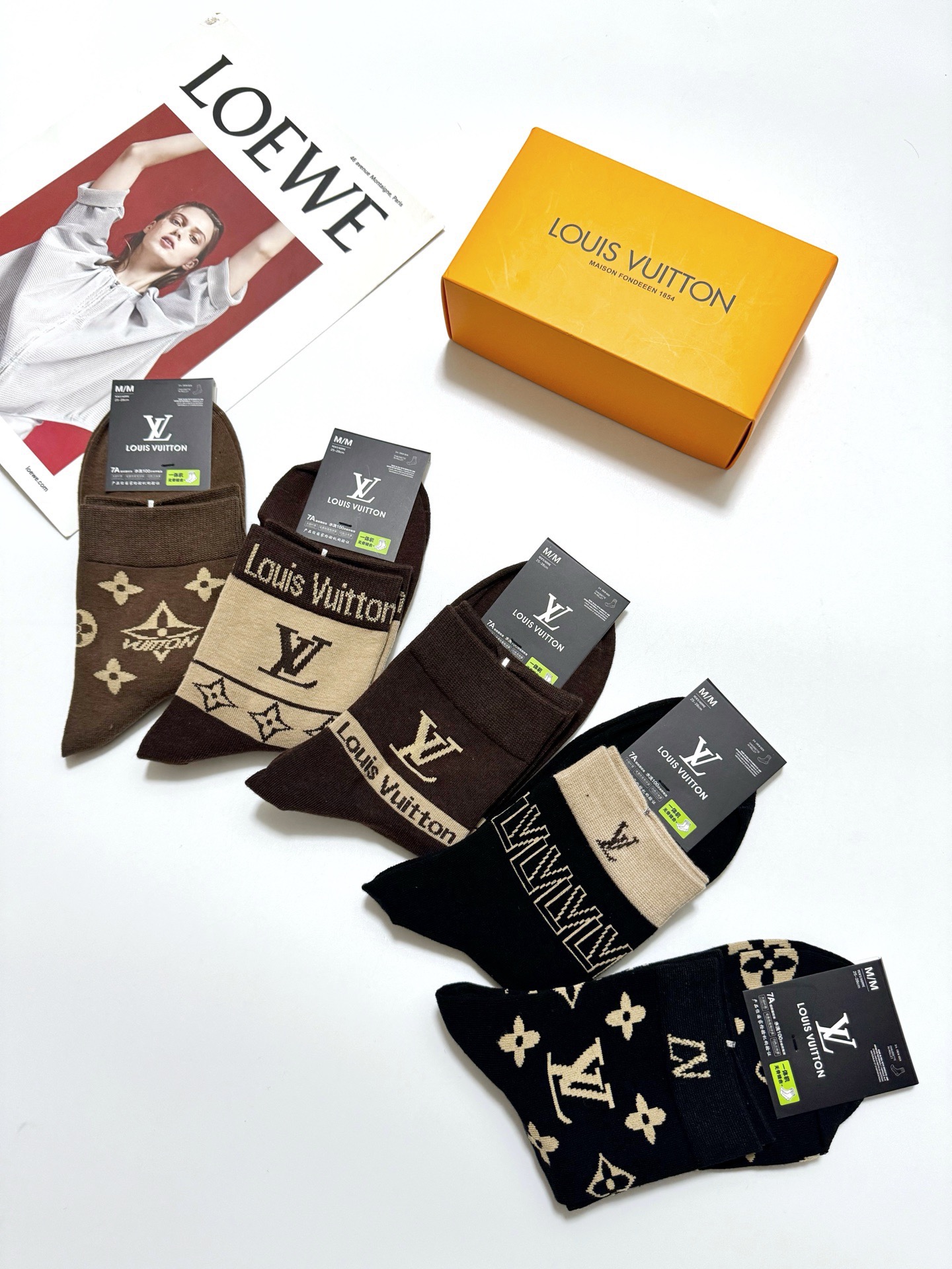 配包装🌟【一盒5 双】 🌟LV 路易威登 经典字母logo 纯棉短筒袜 ，男女同款 ，ins超火爆短袜，